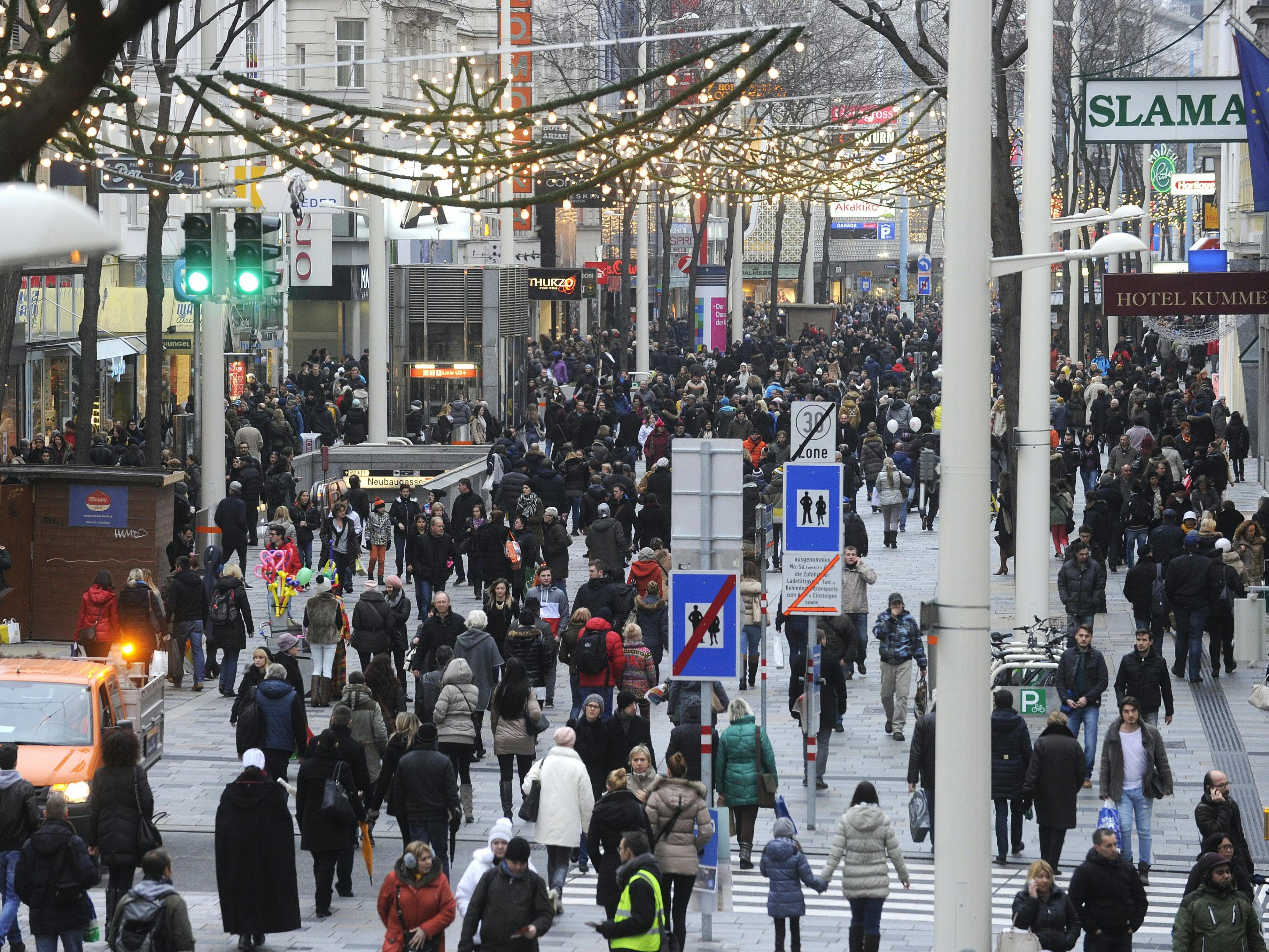 An den Einkaufssamstagen wird die innere Mariahilfer Straße gesperrt. An den Einkaufssamstagen wird die innere Mariahilfer Straße gesperrt.