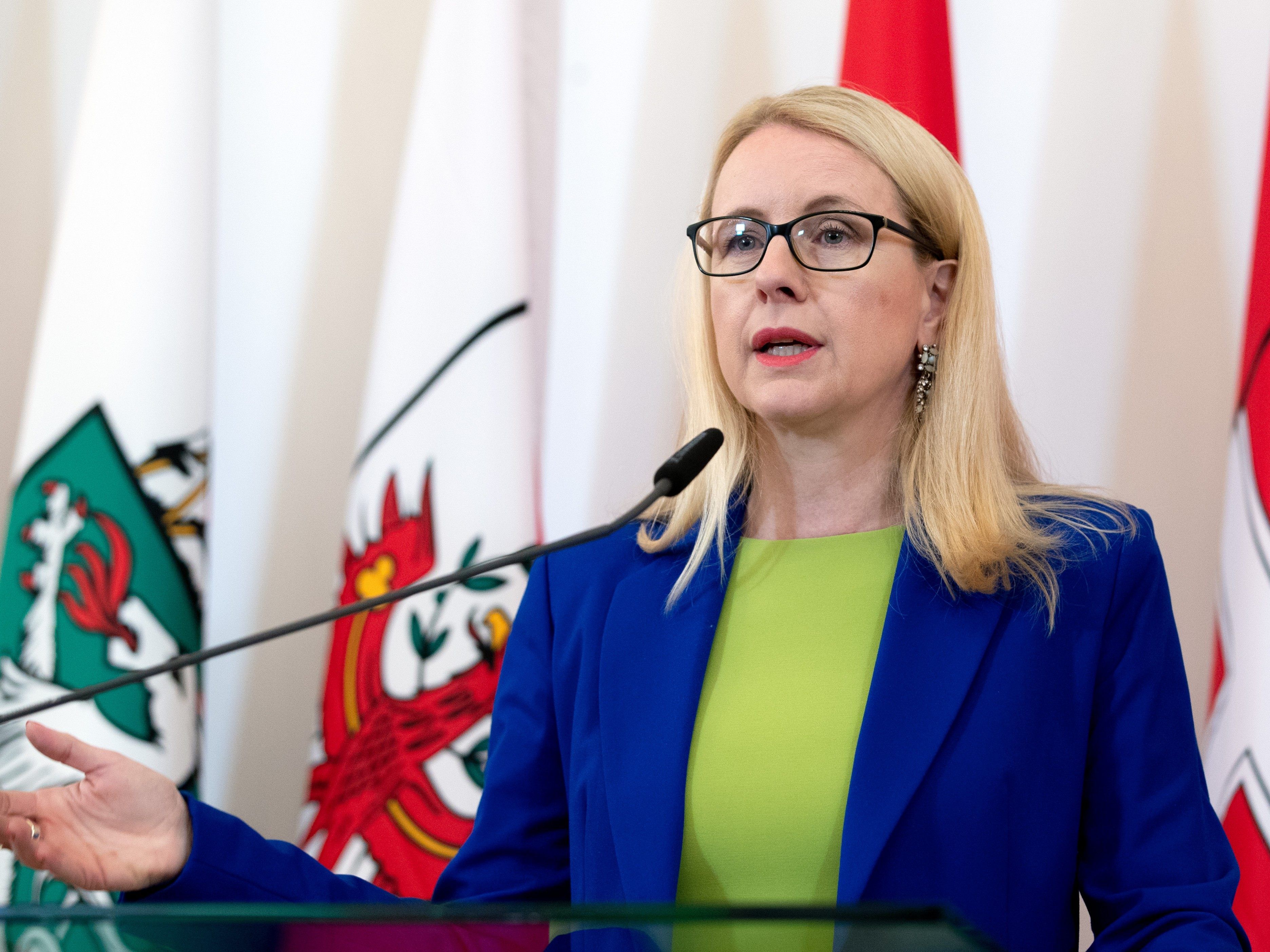 Wirtschaftsministerin Schramböck stellte das neue Gesetz vor.