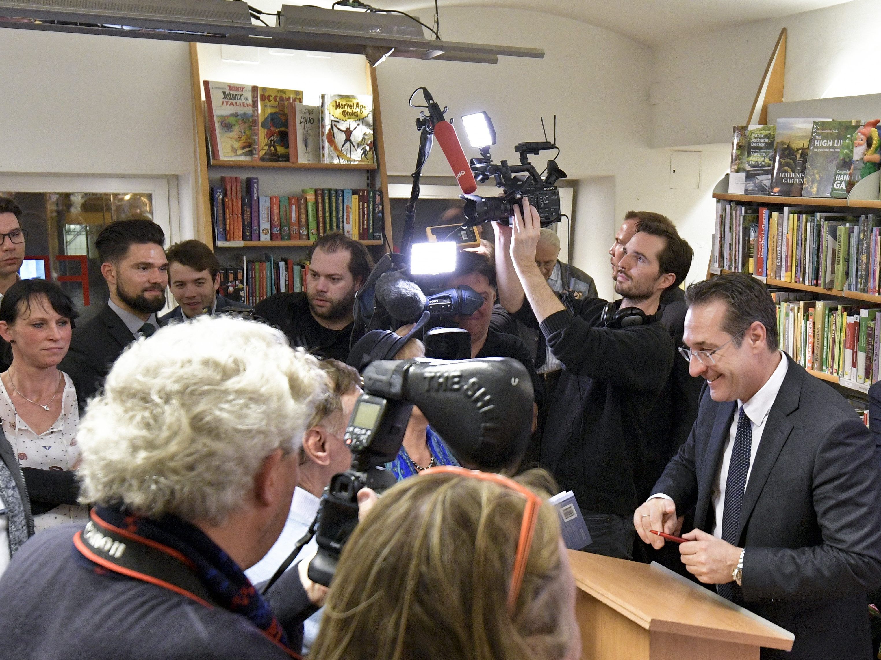 Am Donnerstag wurde die Biografie von HC Strache in Wien präsentiert. Am Donnerstag wurde die Biografie von HC Strache in Wien präsentiert.