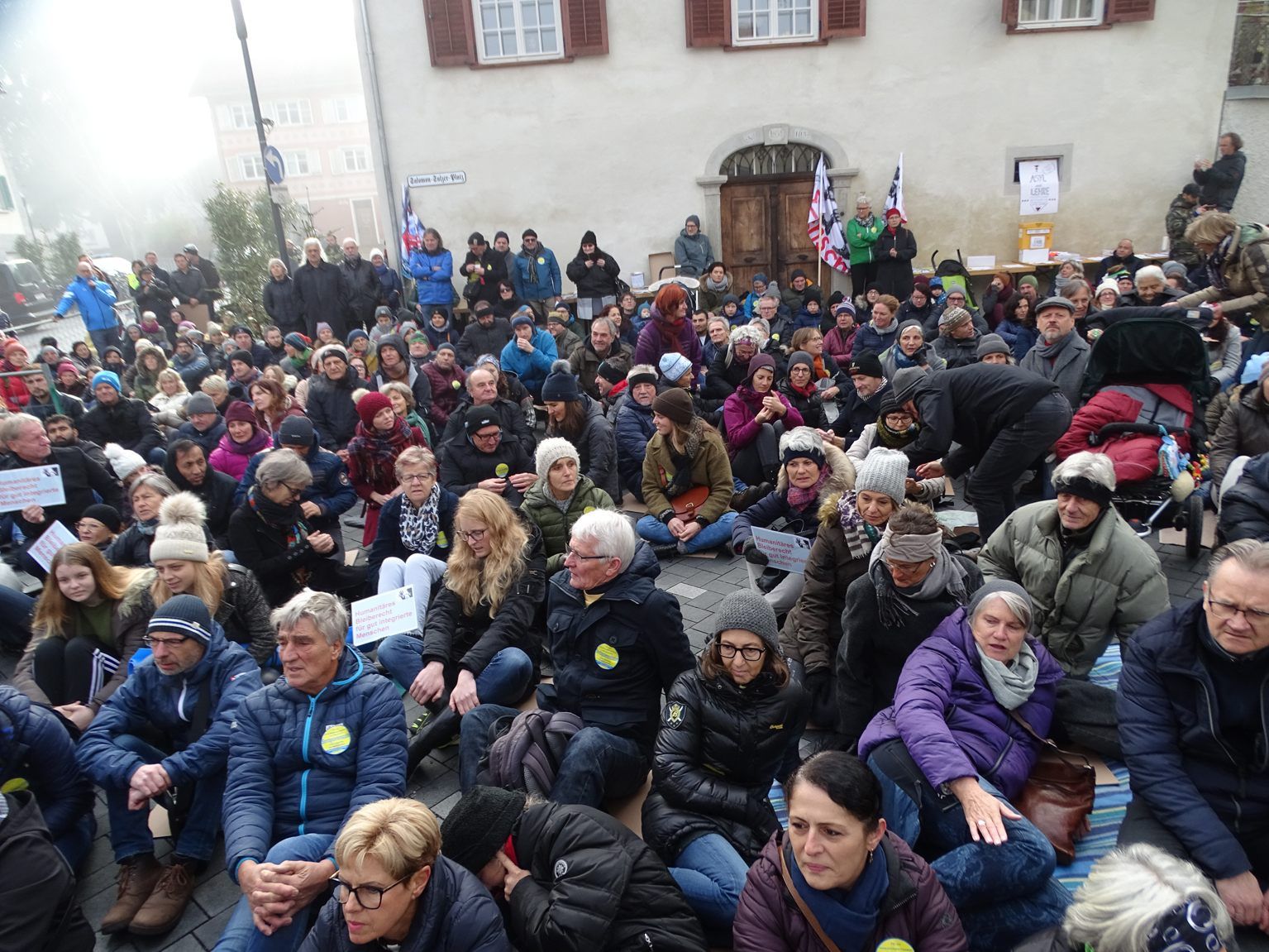 Die Menschen legten sich auf den Boden, um das Darniederliegen von Menschlichkeit und der Demokratie zu aufzuzeigen.