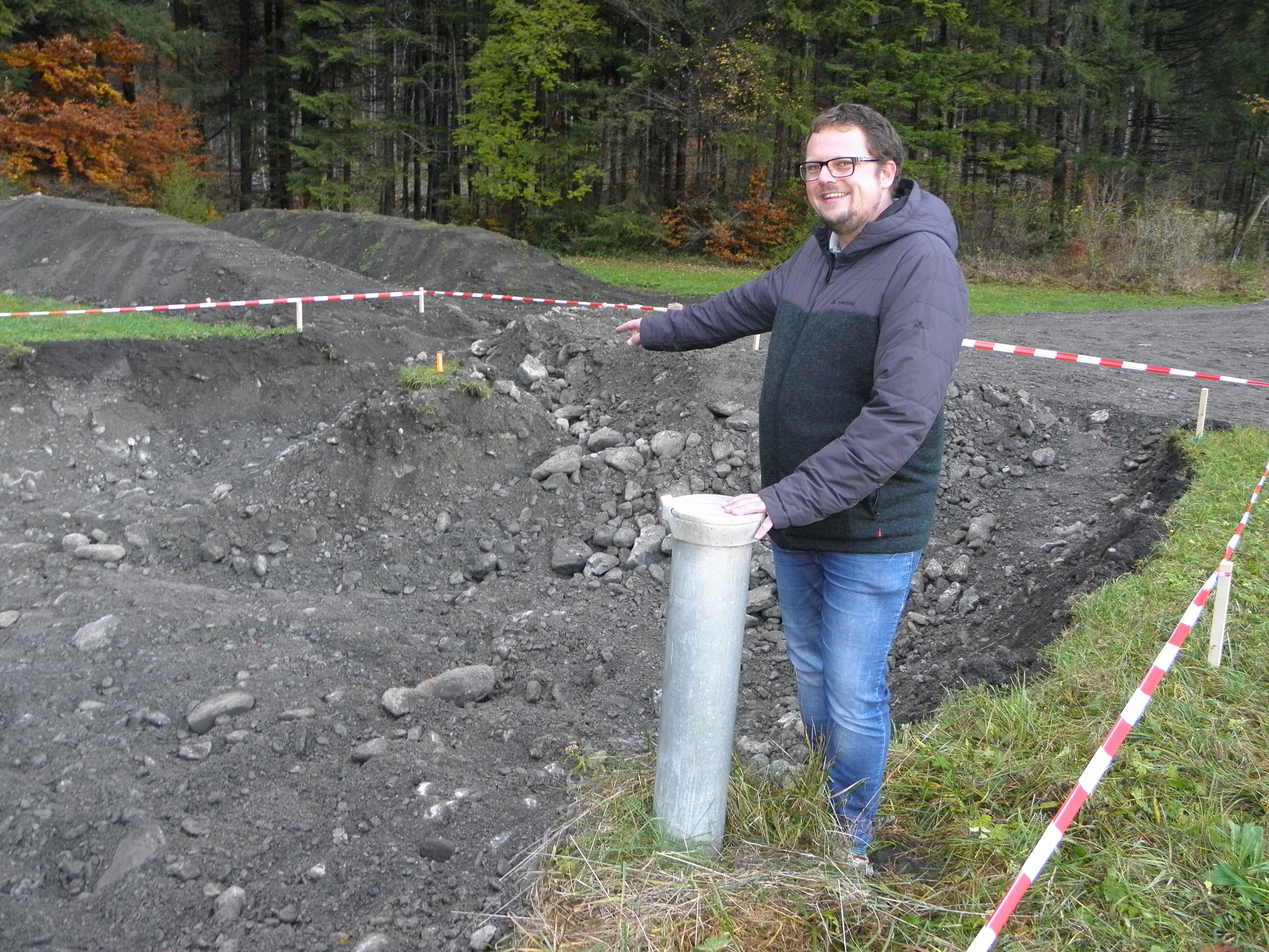 Bgm. Matthias Luger zeigt wo das Pumpwerk 3 errichtet wird.