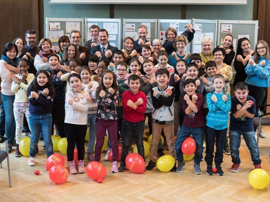 Bezirksvorsteher Marcus Franz, Kinder- und Jugendbeauftragter Nikola Poljak, Andreas Keclik und Christian Fessl (Wiener Gesundheitsförderung) mit den Schülern der Volksschule Laimäckergasse.