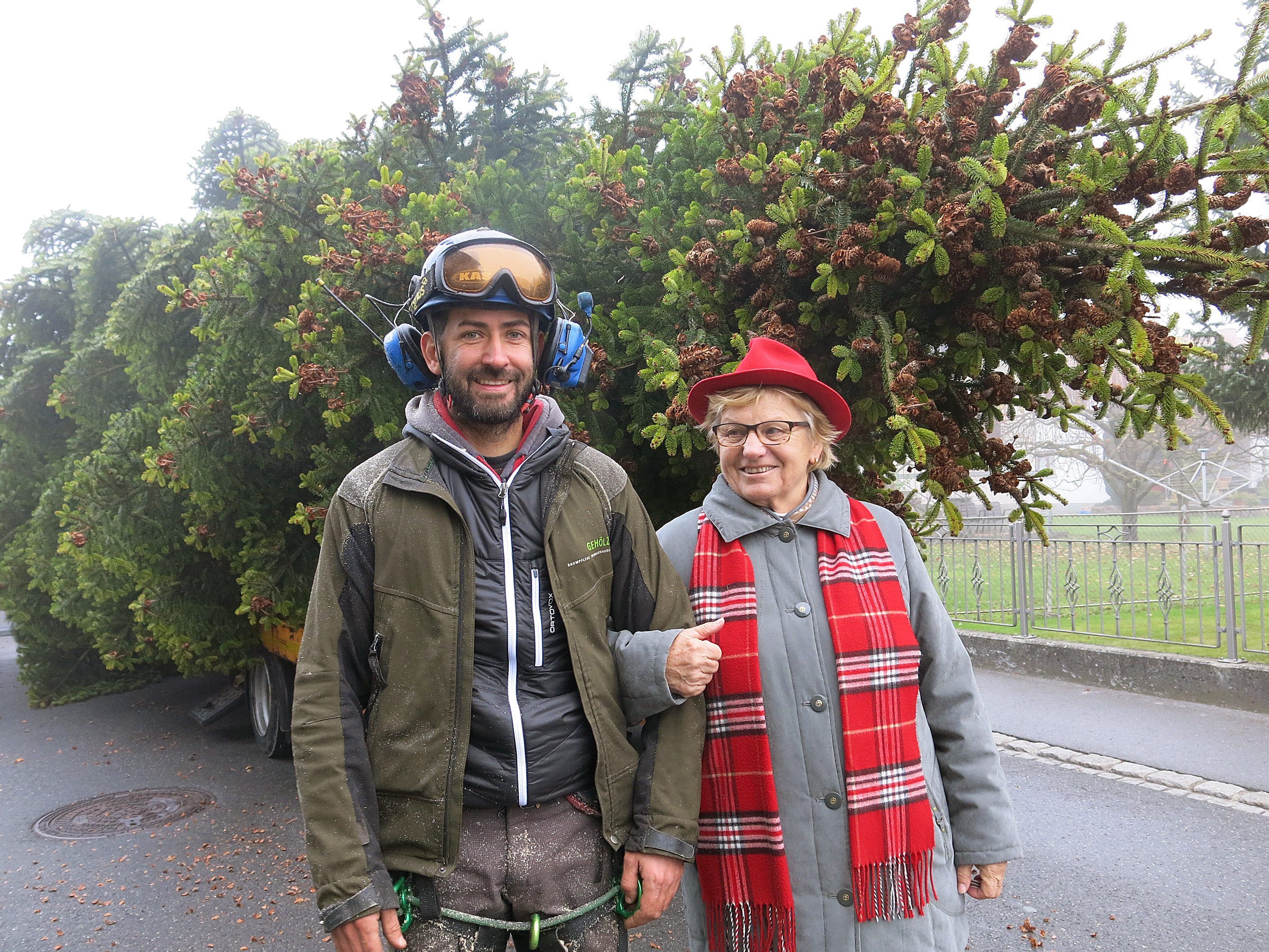 Christoph Ölz mit Baumspenderin Renate Waibel.