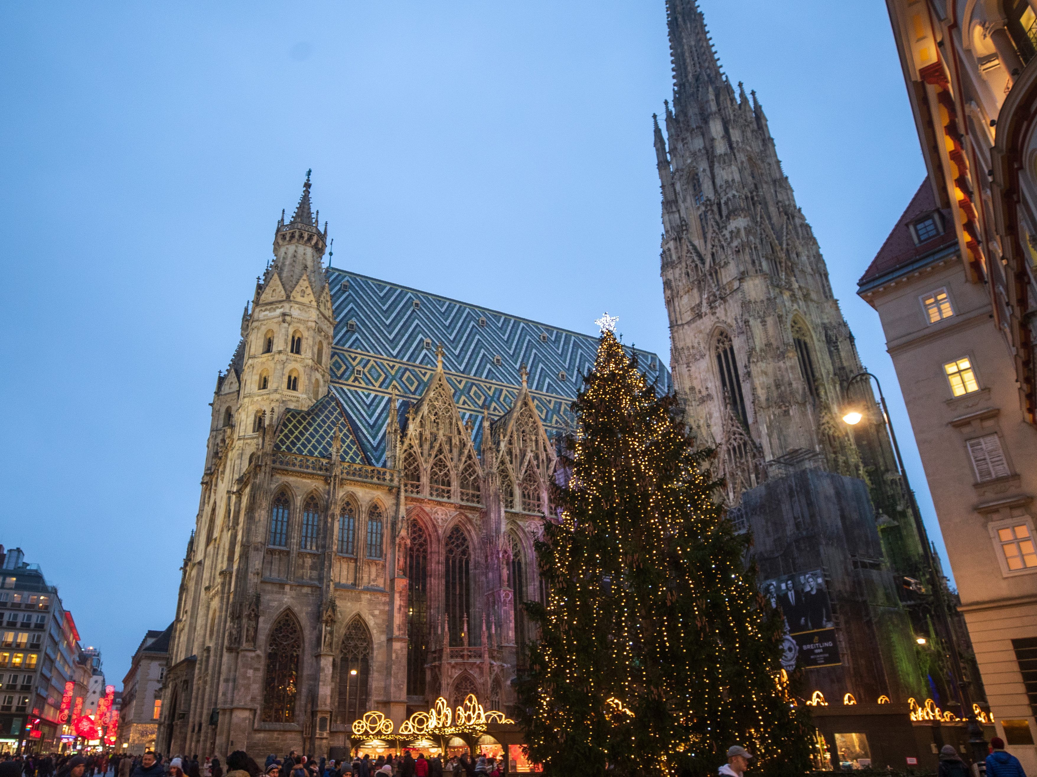 Am Christkindlmarkt am Stephansplatz versuchte eine Frau eine Touristin zu bestehlen. Am Christkindlmarkt am Stephansplatz versuchte eine Frau eine Touristin zu bestehlen.