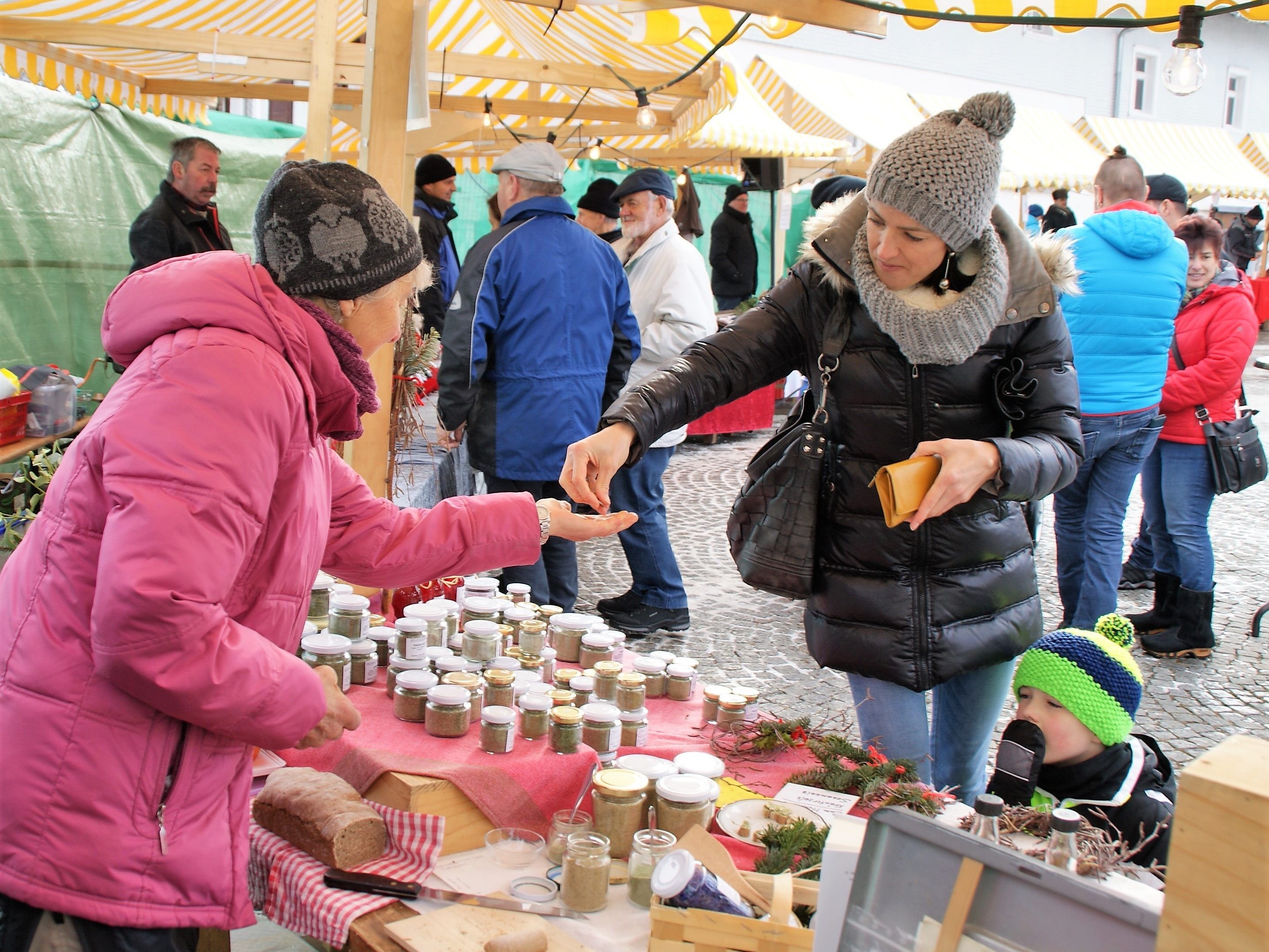 Am 1. Dezember wird der Bucher Dorfplatz wieder zur Marktmeile.