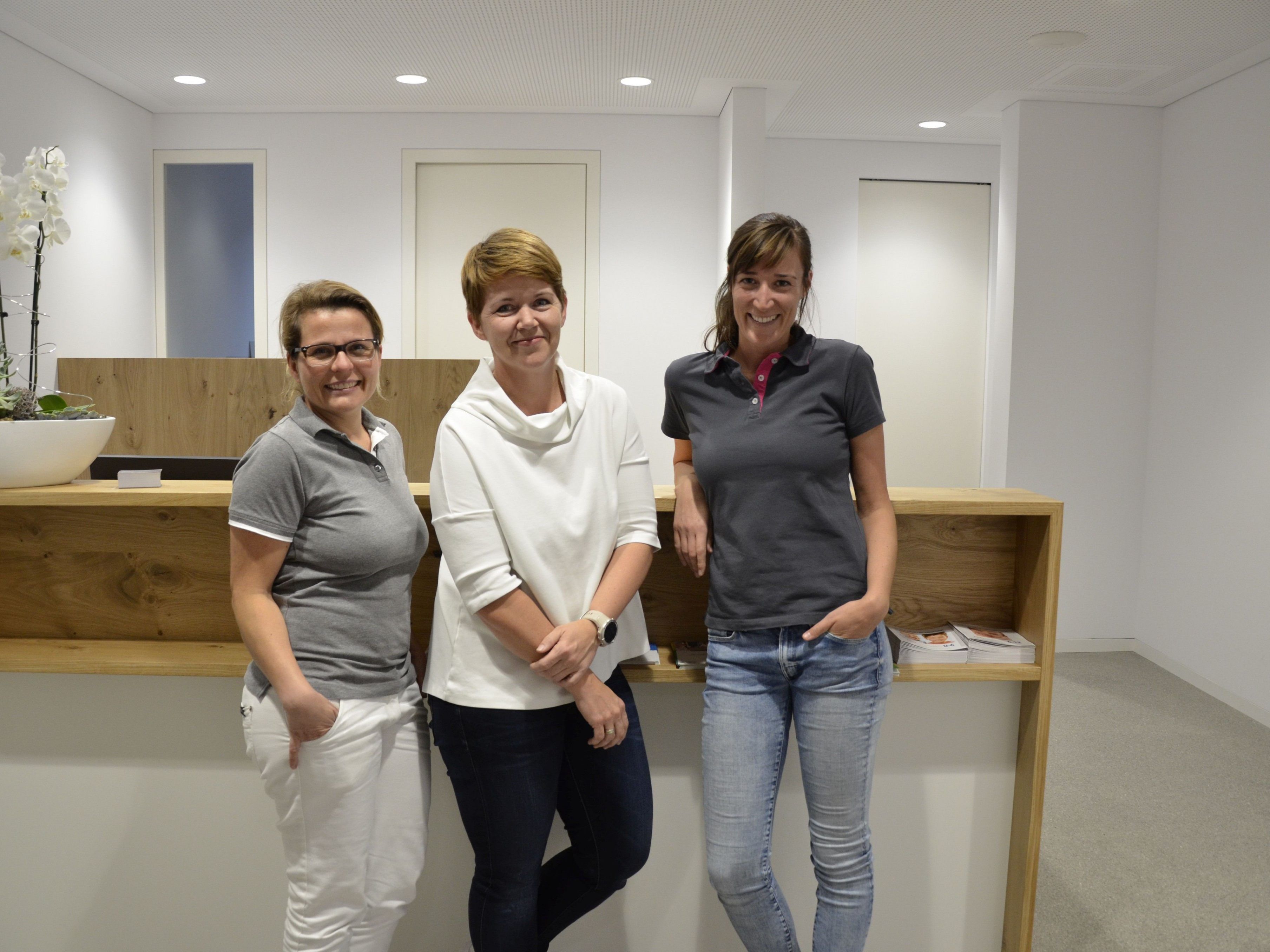 Zahnärztin Petra Kuntzer, Gemeindärztin Heidi Kaufmann, Physiotherapeutin Silvia Moosbrugger Zahnärztin Petra Kuntzer, Gemeindärztin Heidi Kaufmann, Physiotherapeutin Silvia Moosbrugger