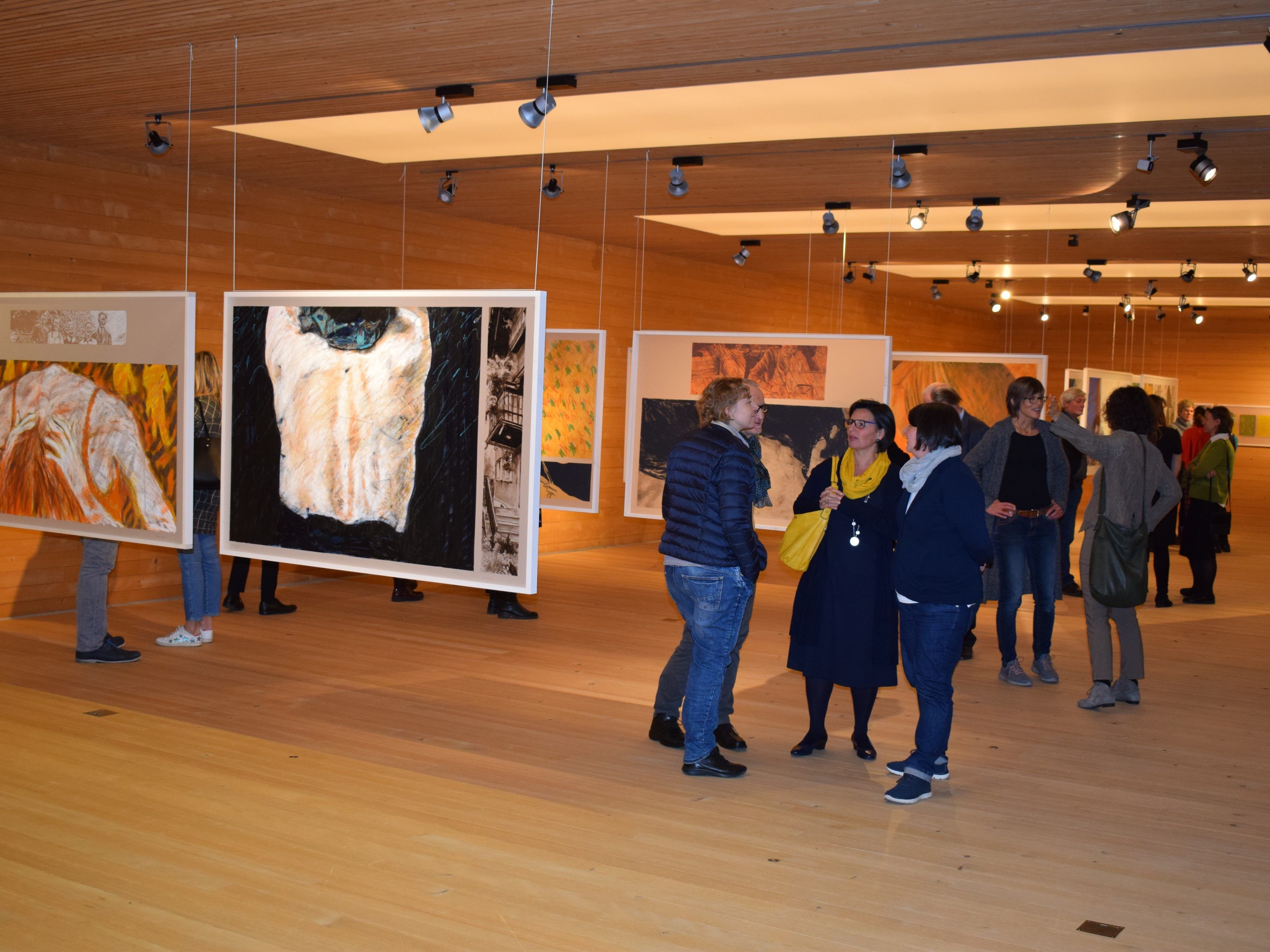 Großformatige Bilder von Maurizio Bonato prägen die Ausstellung „Frauenzeit“ im Frauenmuseum Hittisau.