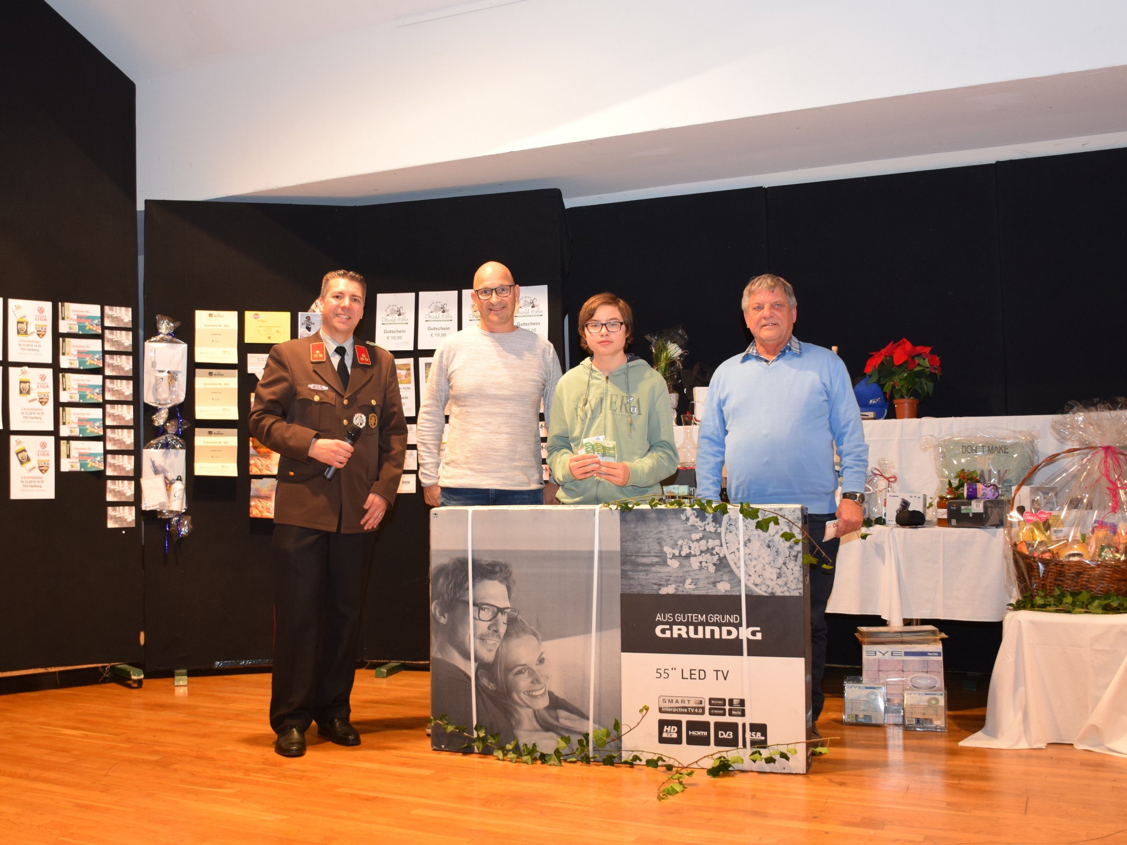 Die glücklichen Gewinner mit Kommandant Martin Plangg Die glücklichen Gewinner mit Kommandant Martin Plangg