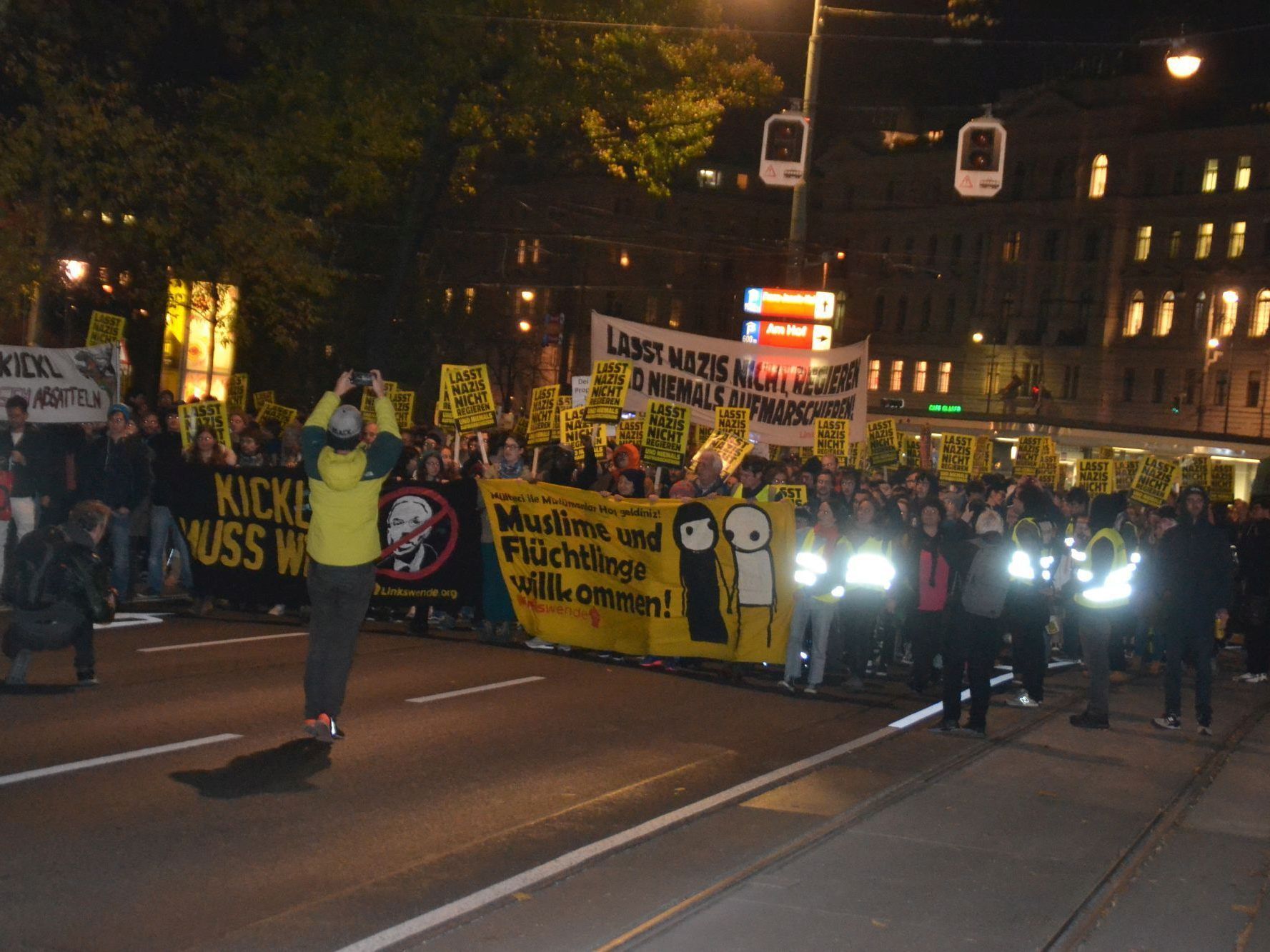 Gestern demonstrierten rund 1.000 Personen gegen Innenminister Kickl. Gestern demonstrierten rund 1.000 Personen gegen Innenminister Kickl.