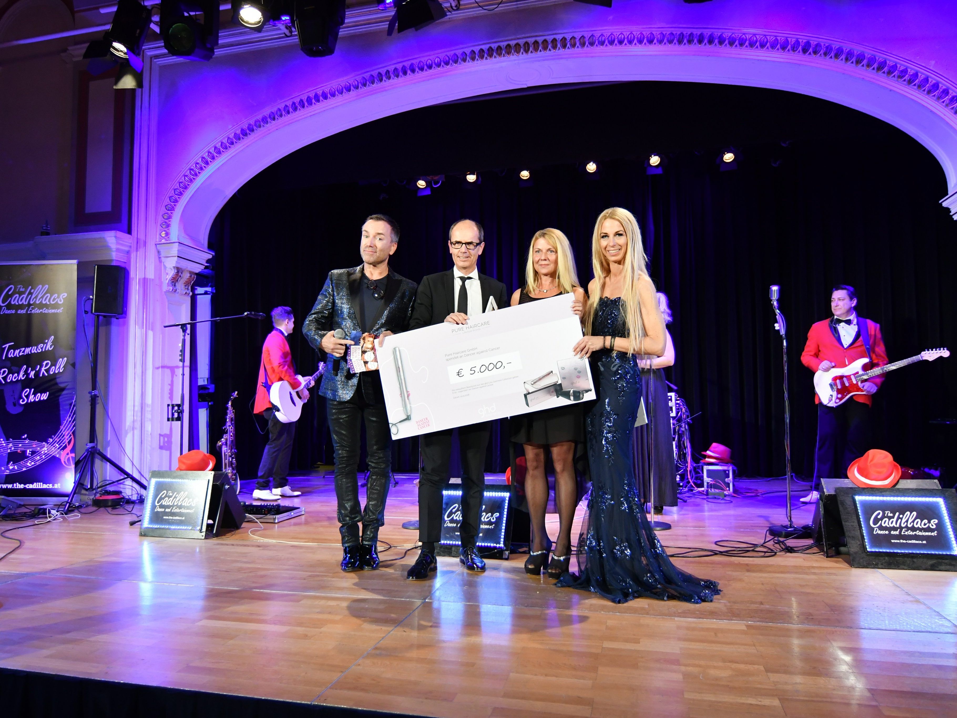 Scheckübergabe beim Dancer against Cancer Ball. Scheckübergabe beim Dancer against Cancer Ball.