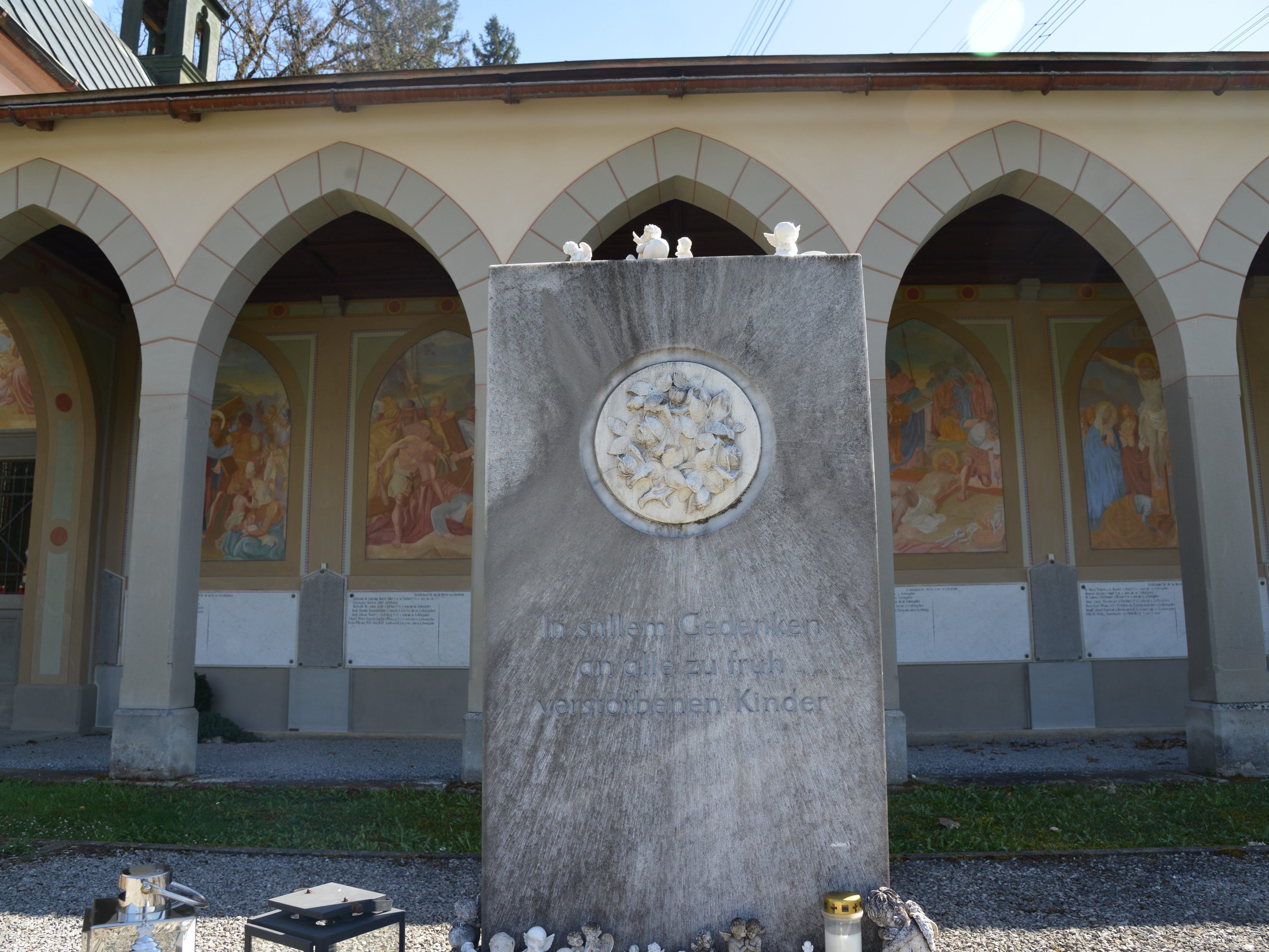 Gedenkgottesdienst mit anschließender Gräbersegnung in Rankweil für frühverstorbene Kinder.