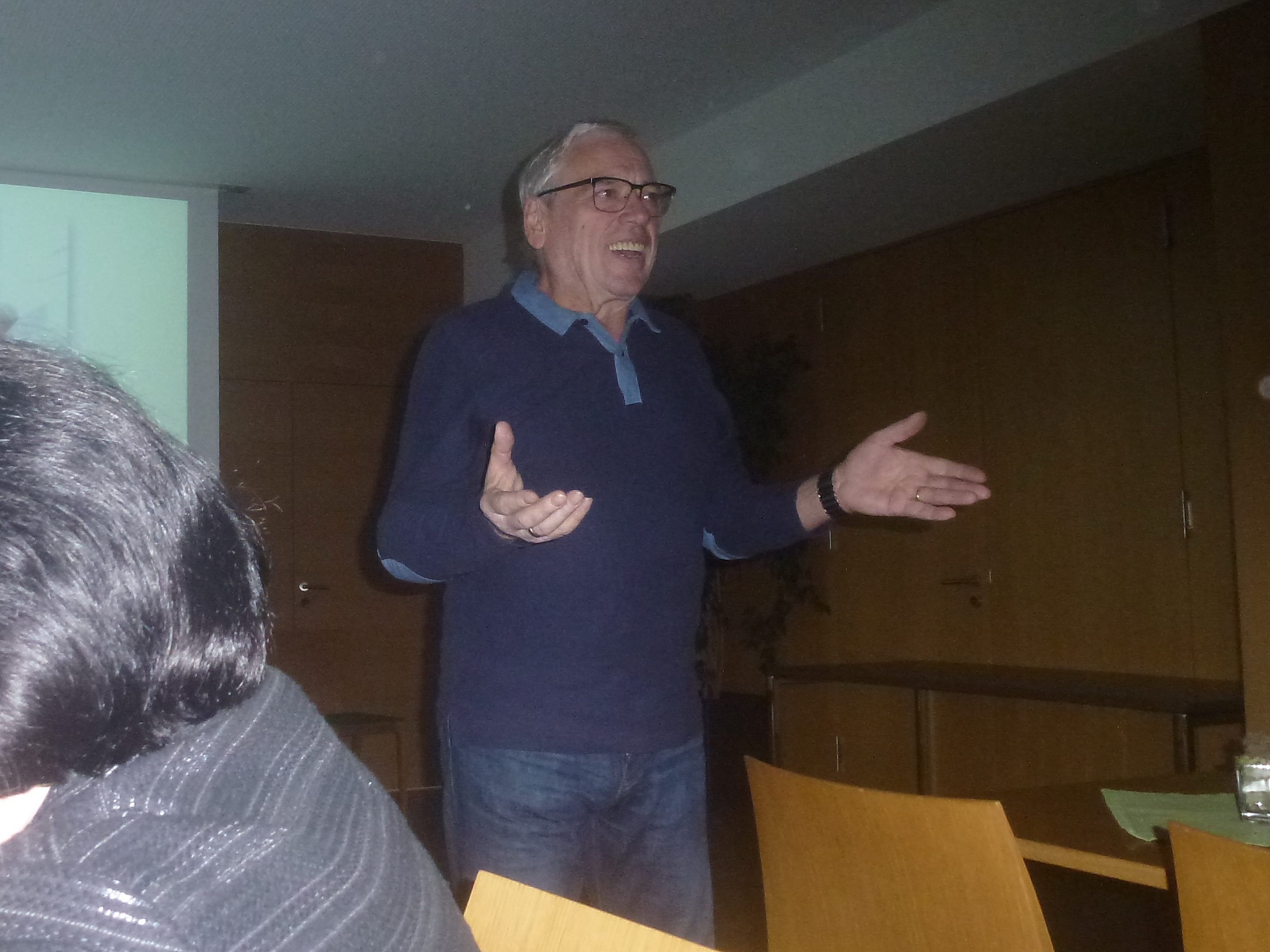 Obmann Walter Ellensohn begrüßt Dr. Frei und die Zuhörer