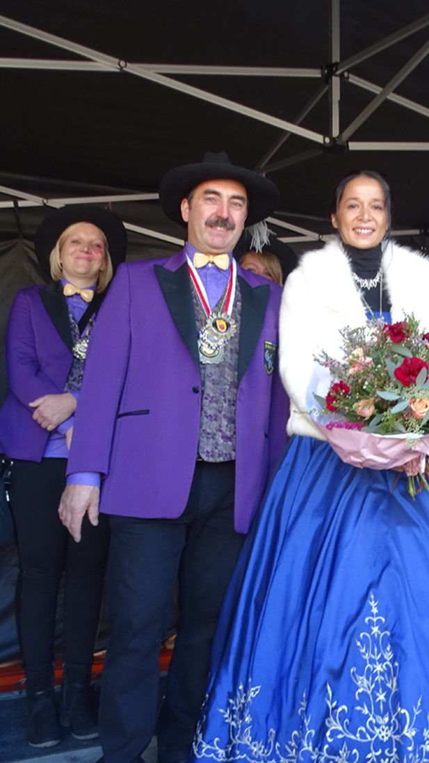 Schlossnarren-Präse Karl-Heinz Sutter mit dem alten/neuen Ritterpaar Markus I. und Manuela.