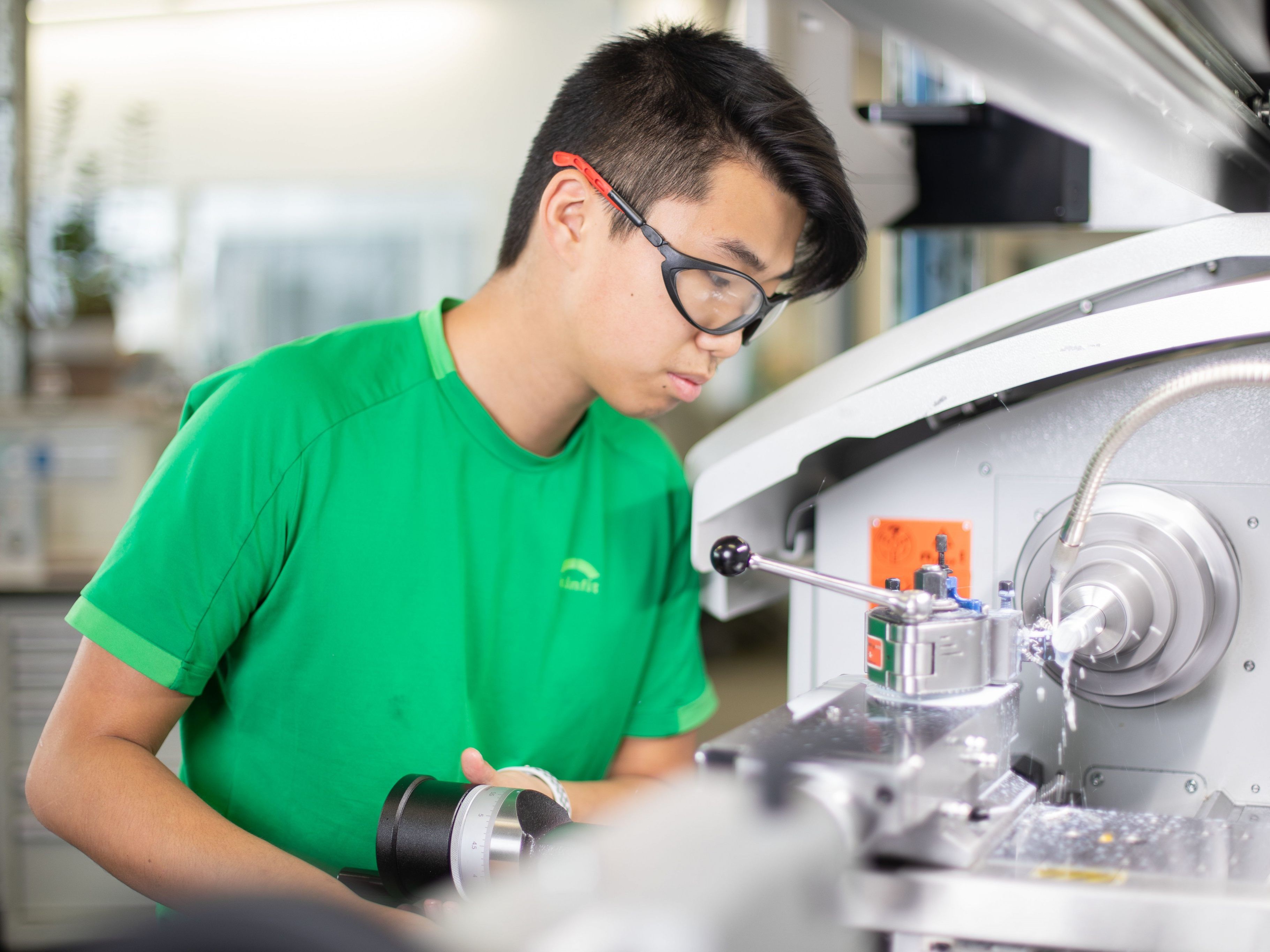 Yifan Guo und seine Kolleginnen und Kollegen in der Lehrwerkstatt von GRASS in Höchst können seit heuer mit einer 50.000 Euro teuren Drehmaschine arbeiten. Yifan Guo und seine Kolleginnen und Kollegen in der Lehrwerkstatt von GRASS in Höchst können seit heuer mit einer 50.000 Euro teuren Drehmaschine arbeiten.