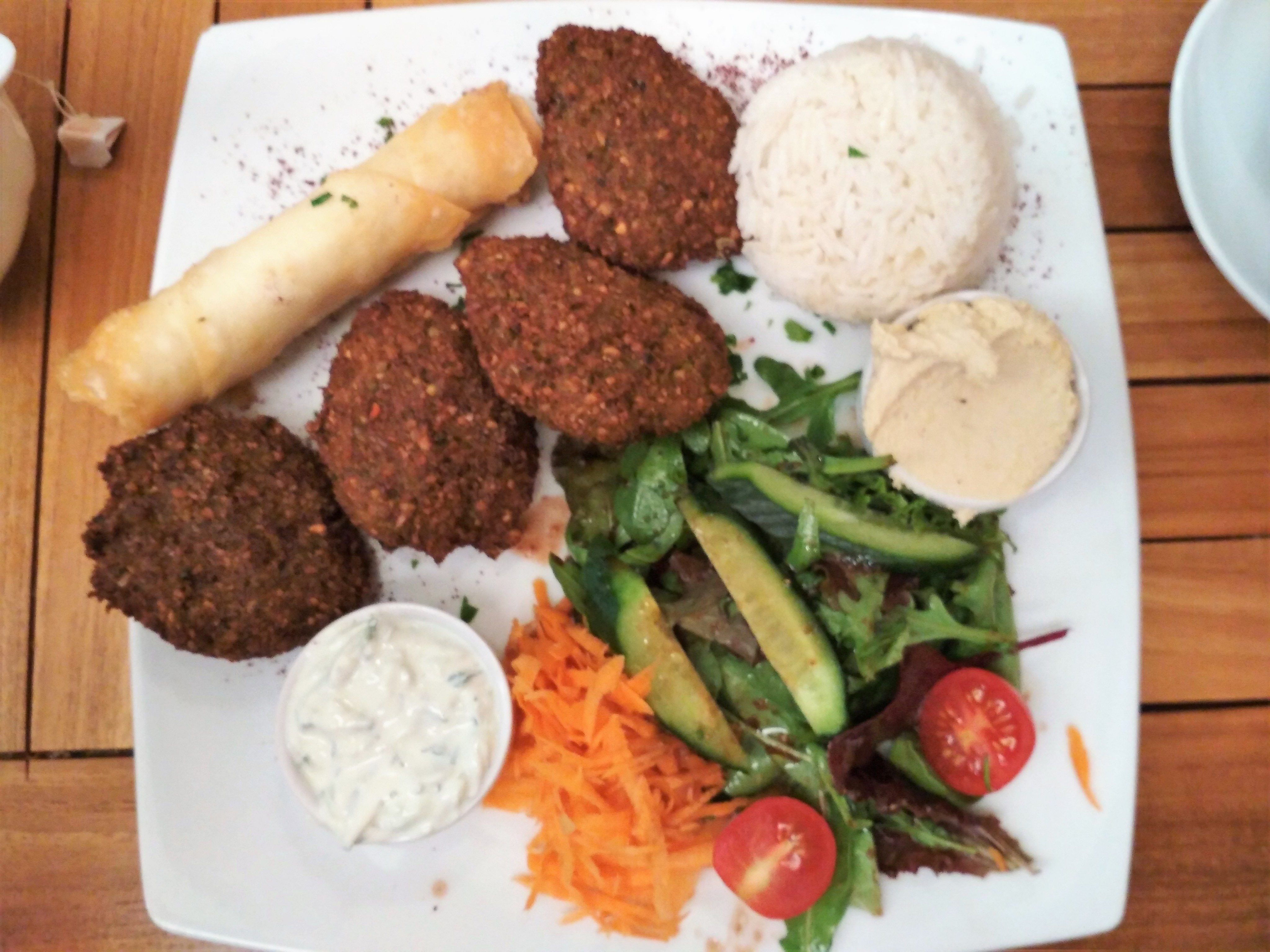 Der Falafel-Teller kostet 7,50 Euro. Der Falafel-Teller kostet 7,50 Euro.