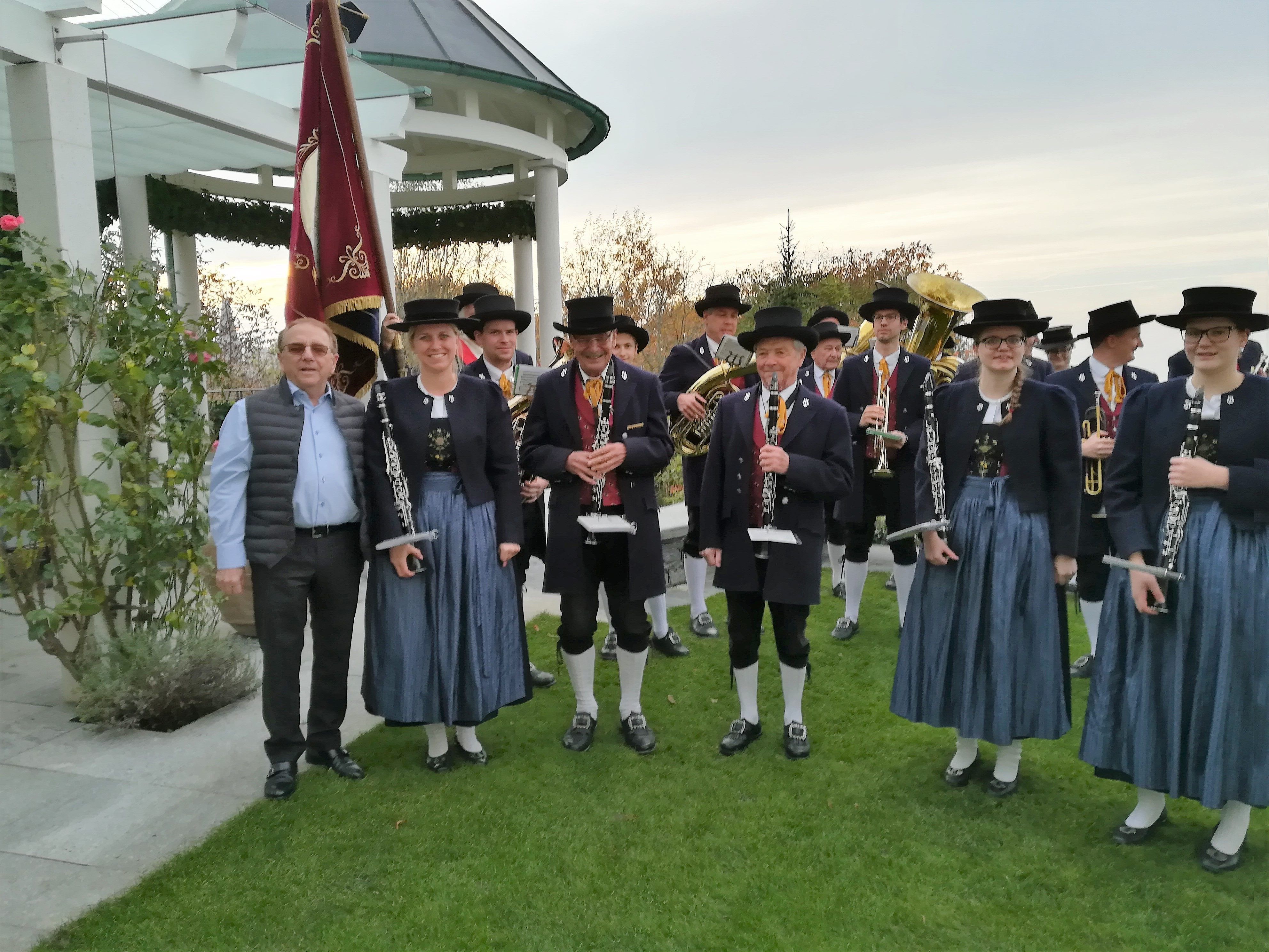 Gerne gratulierte die Bürgermusik zum 70er des Fahnenpaten