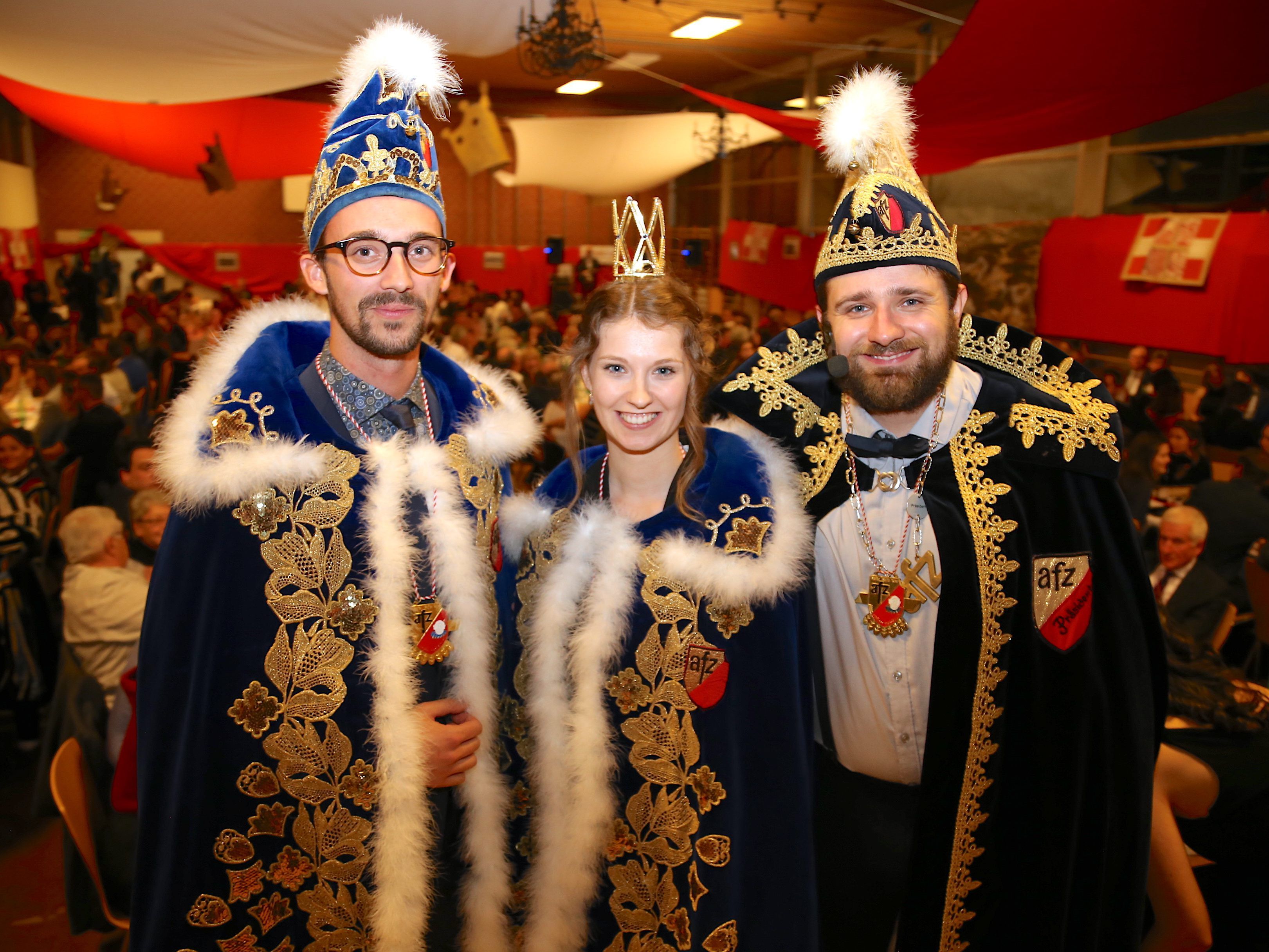 Das neue Prinzenpaar Arno und Michelle mit Neo-Präsident Matthias Köchle. Das neue Prinzenpaar Arno und Michelle mit Neo-Präsident Matthias Köchle.