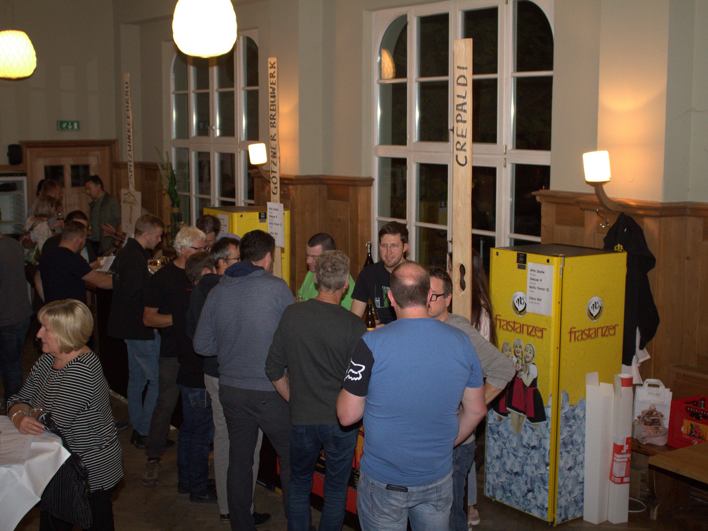 Dichtes Gedränge auf dem Hobbybrauer Festival im Löwen in Tisis.