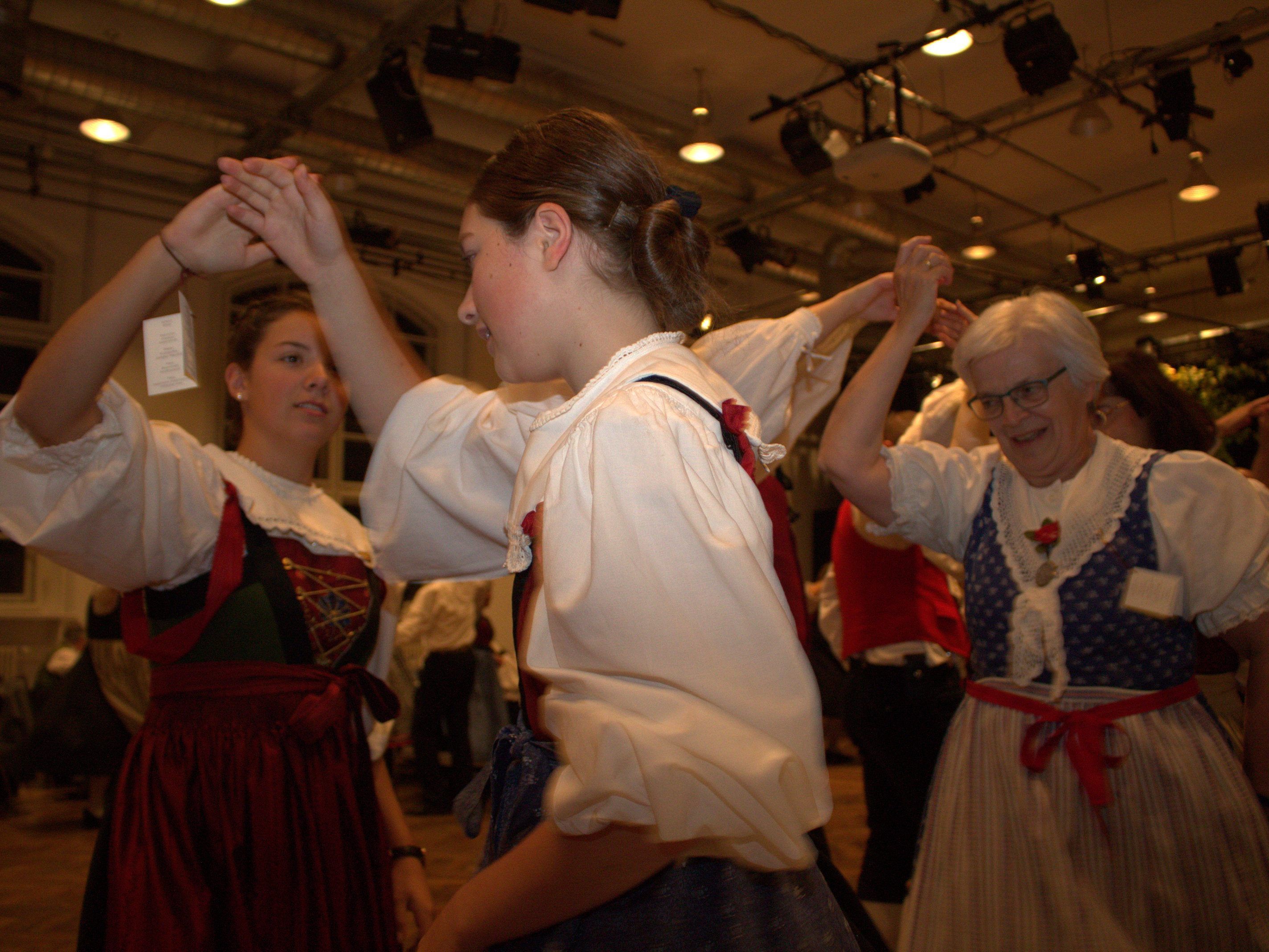 Ausgelassene Freude beim Kathreintanz der Trachtengruppe der Stadt Feldkirch Ausgelassene Freude beim Kathreintanz der Trachtengruppe der Stadt Feldkirch