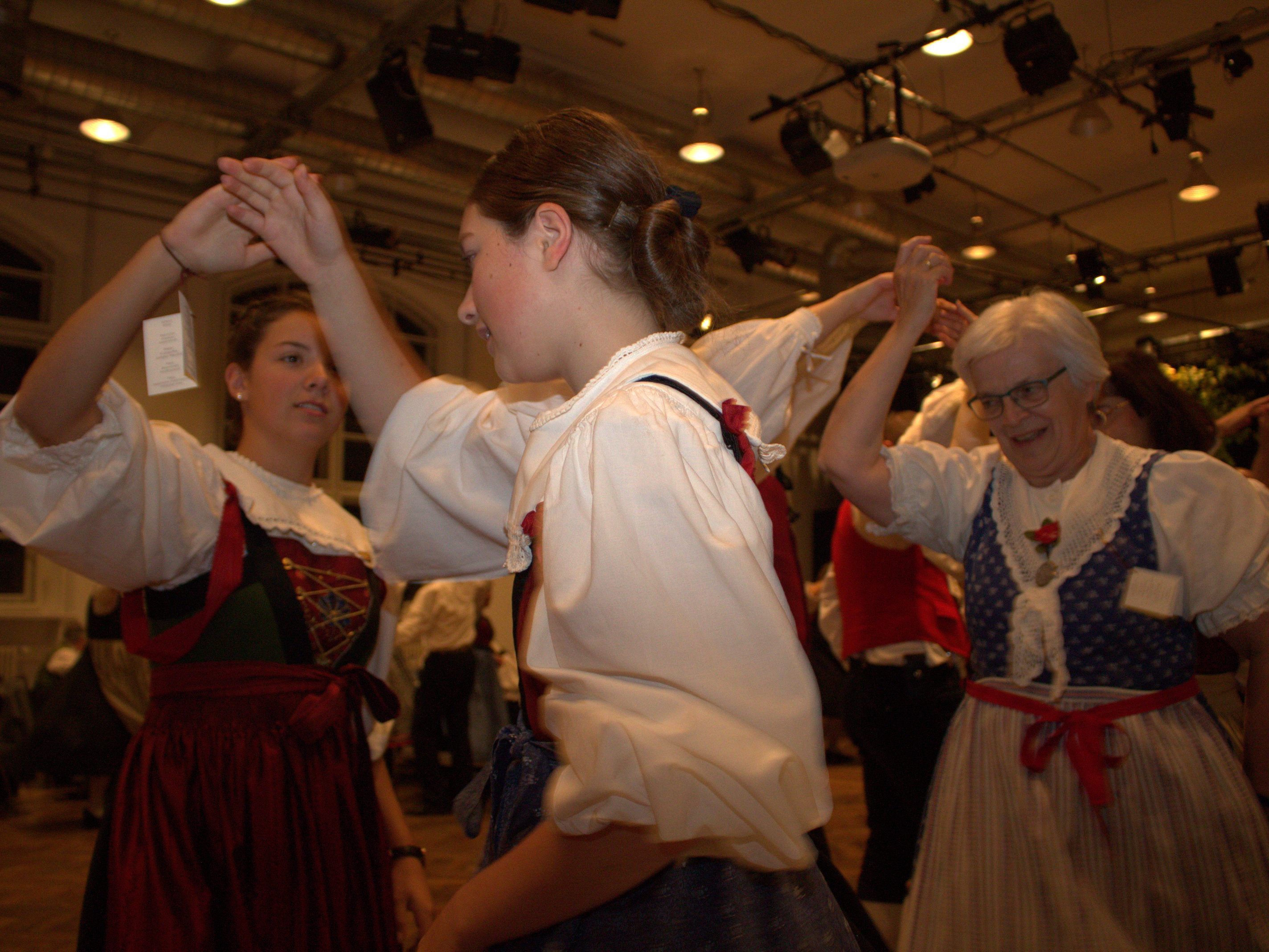 Ausgelassene Freude beim Kathreintanz der Trachtengruppe der Stadt Feldkirch