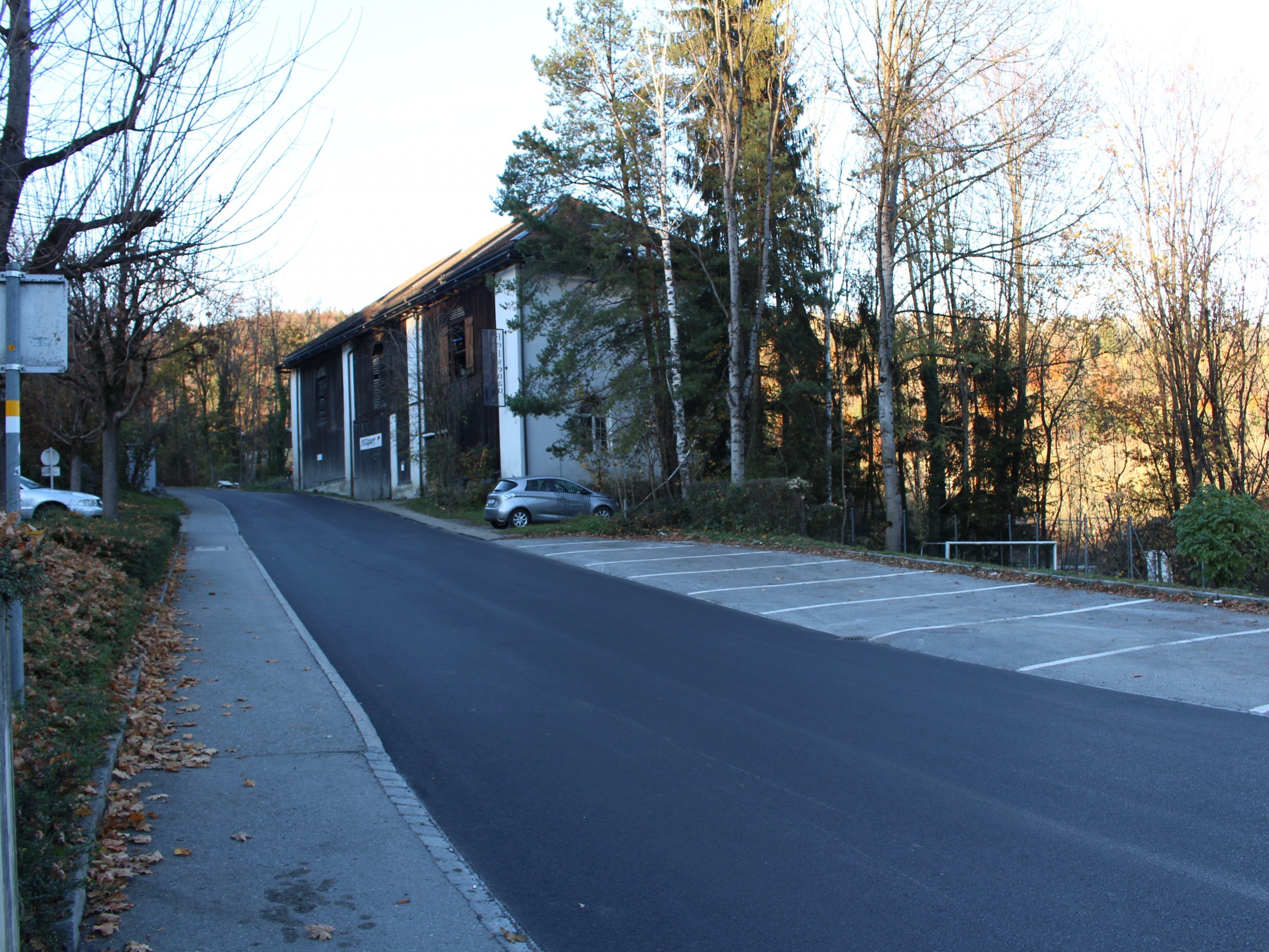 Frischer Fahrbahnbelag in der Felsenau