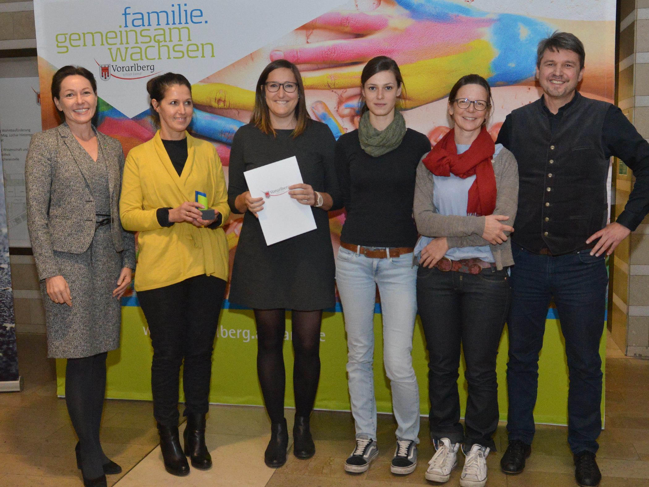 Landtags-Vizepräsidentin Martina Rüscher, Corinna Ebner-Trenker (Jugendabteilung), Jugendreferentin Julia Bickel, Croatiana Luburic (Offene Jugendarbeit Lustenau), Gabi Hampson (W*ORT) und Bürgermeister Kurt Fischer bei der Auszeichnung mit dem Vorarlberger Kinderrechtepreis. Landtags-Vizepräsidentin Martina Rüscher, Corinna Ebner-Trenker (Jugendabteilung), Jugendreferentin Julia Bickel, Croatiana Luburic (Offene Jugendarbeit Lustenau), Gabi Hampson (W*ORT) und Bürgermeister Kurt Fischer bei der Auszeichnung mit dem Vorarlberger Kinderrechtepreis.