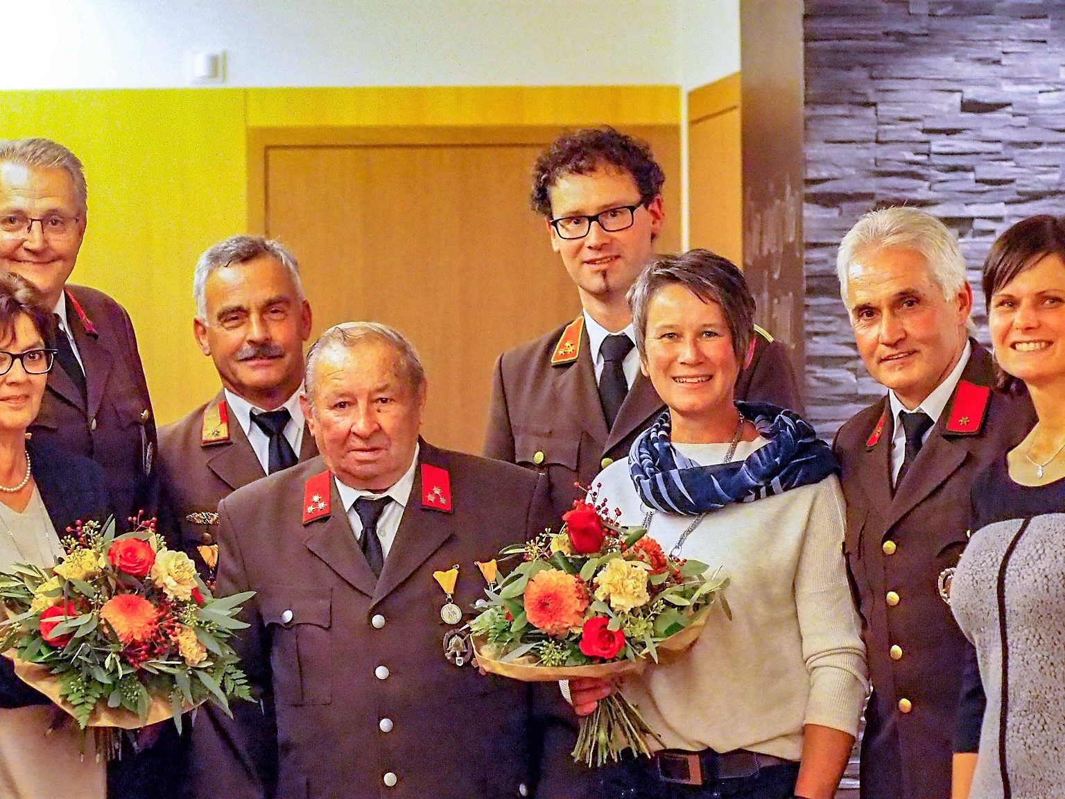 Geehrte Feuerwehrmänner mit Gattinnen, Abschnittskommandant Max Bereuter, Kdt. Reinhard Bereuter und Bgm. Annette Sohler.