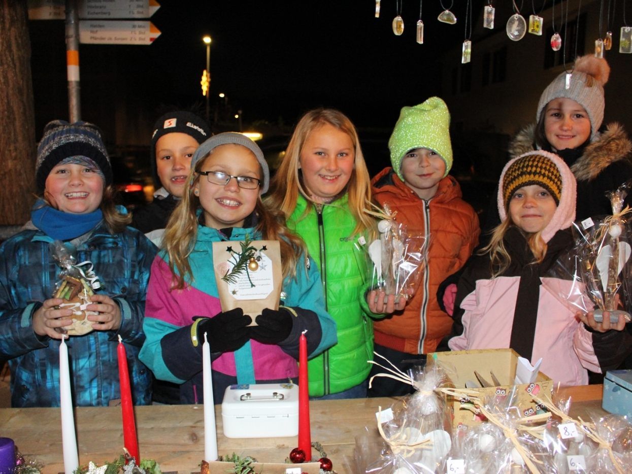 Mit einem stimmungsvollen Weihnachtsmarkt und der traditionellen Entzündung der Weihnachtsbeleuchtung wird der diesjährige „Lochauer Adventzauber“ auf dem Platz vor dem neuen Gemeindehaus eröffnet.