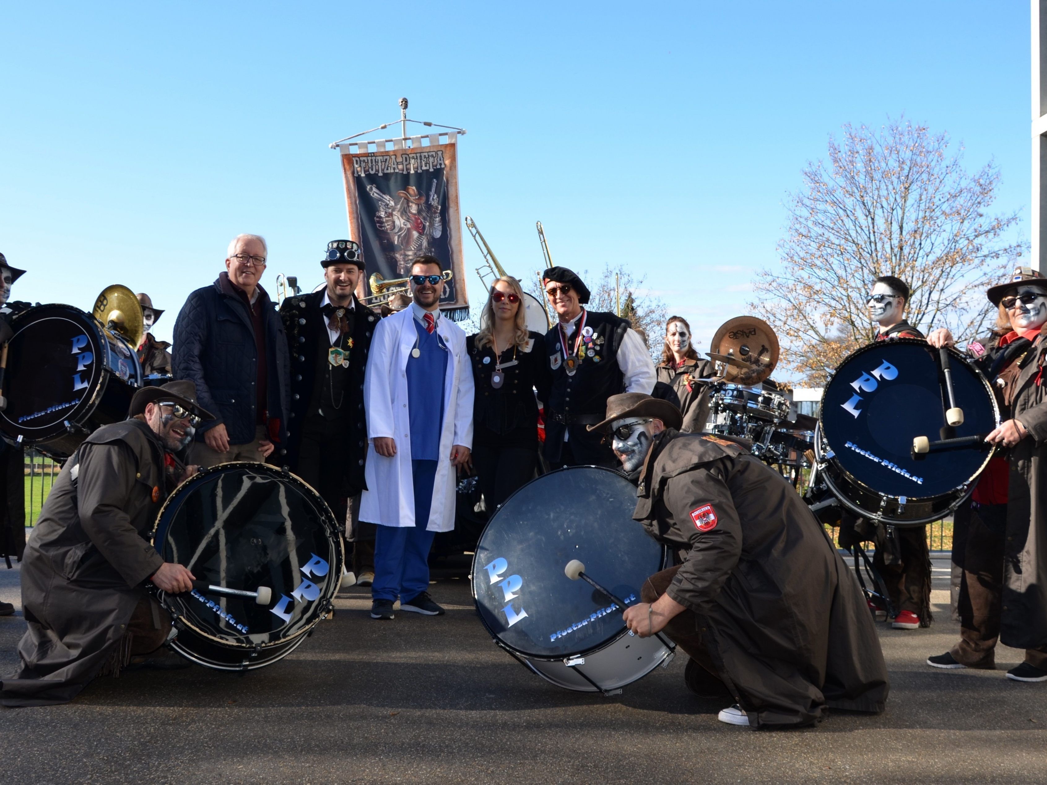 Traditionell eröffnete die „Pfütza-Pfiefa Guggenmusik Lochau“ am 11.11. pünktlich um 11 Uhr 11 einen höchst abwechslungsreichen und heuer auch sehr langen Fasching in Lochau.