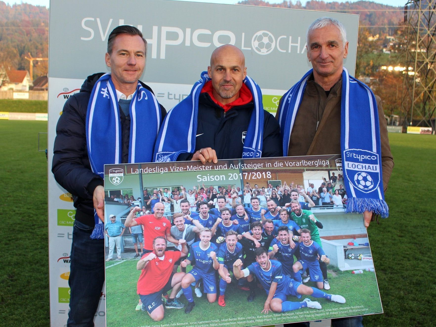 Obmann Alexander Schiller und Markus Graz bedankten sich bei Jan Ove Pedersen für den erfolgreichen Einsatz beim SV typico Lochau. Der Aufstieg in der Vorarlbergliga war nach dem Landesliga-Vizemeistertitel 2018 das besondere Highlight. Obmann Alexander Schiller und Markus Graz bedankten sich bei Jan Ove Pedersen für den erfolgreichen Einsatz beim SV typico Lochau. Der Aufstieg in der Vorarlbergliga war nach dem Landesliga-Vizemeistertitel 2018 das besondere Highlight.