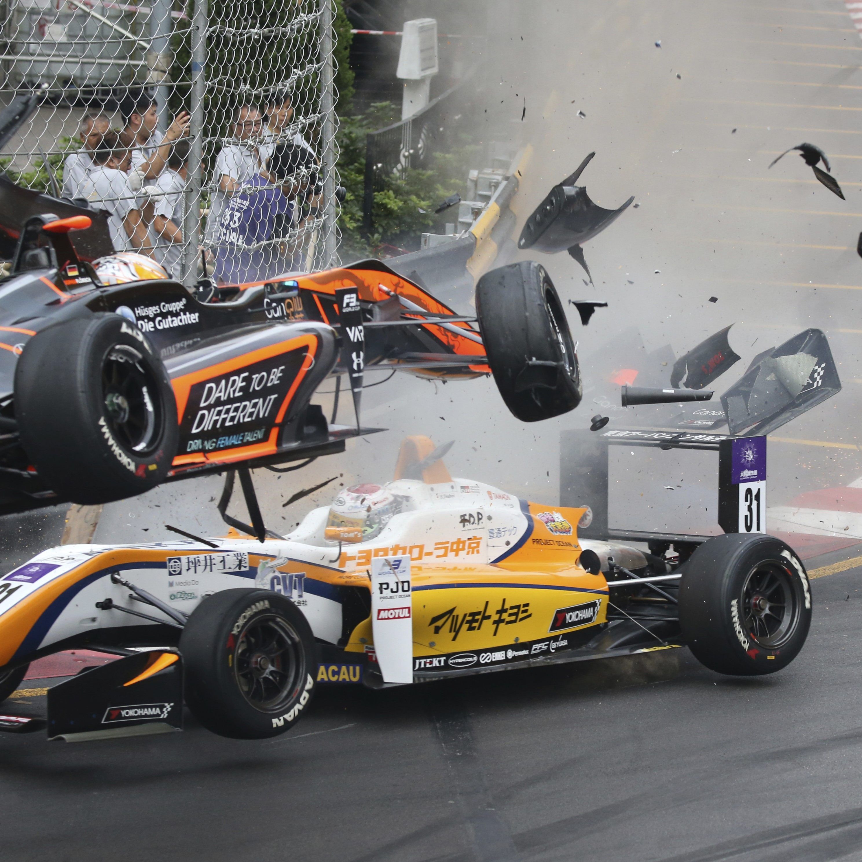 Die 17-Jährige krachte mit ihrem Wagen in einen Fangzaun.