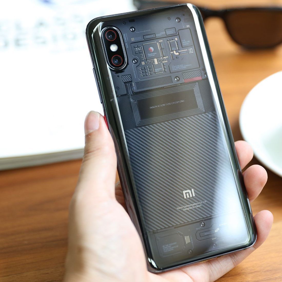 Das Mi 8 Pro fällt duch die transparente Rückseite auf.