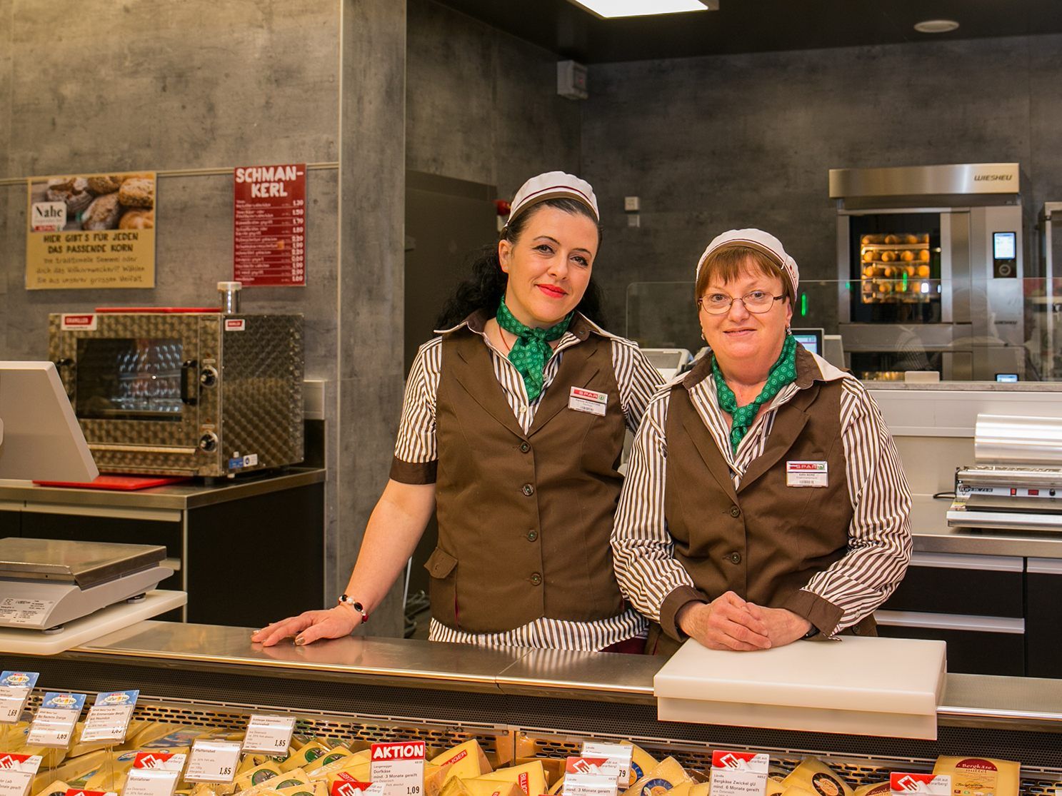 Die Feinkost-Mitarbeiterinnen Patrizia Schiavone (l.) und Edith Borg sind von ihrem neuen Arbeitsplatz begeistert.