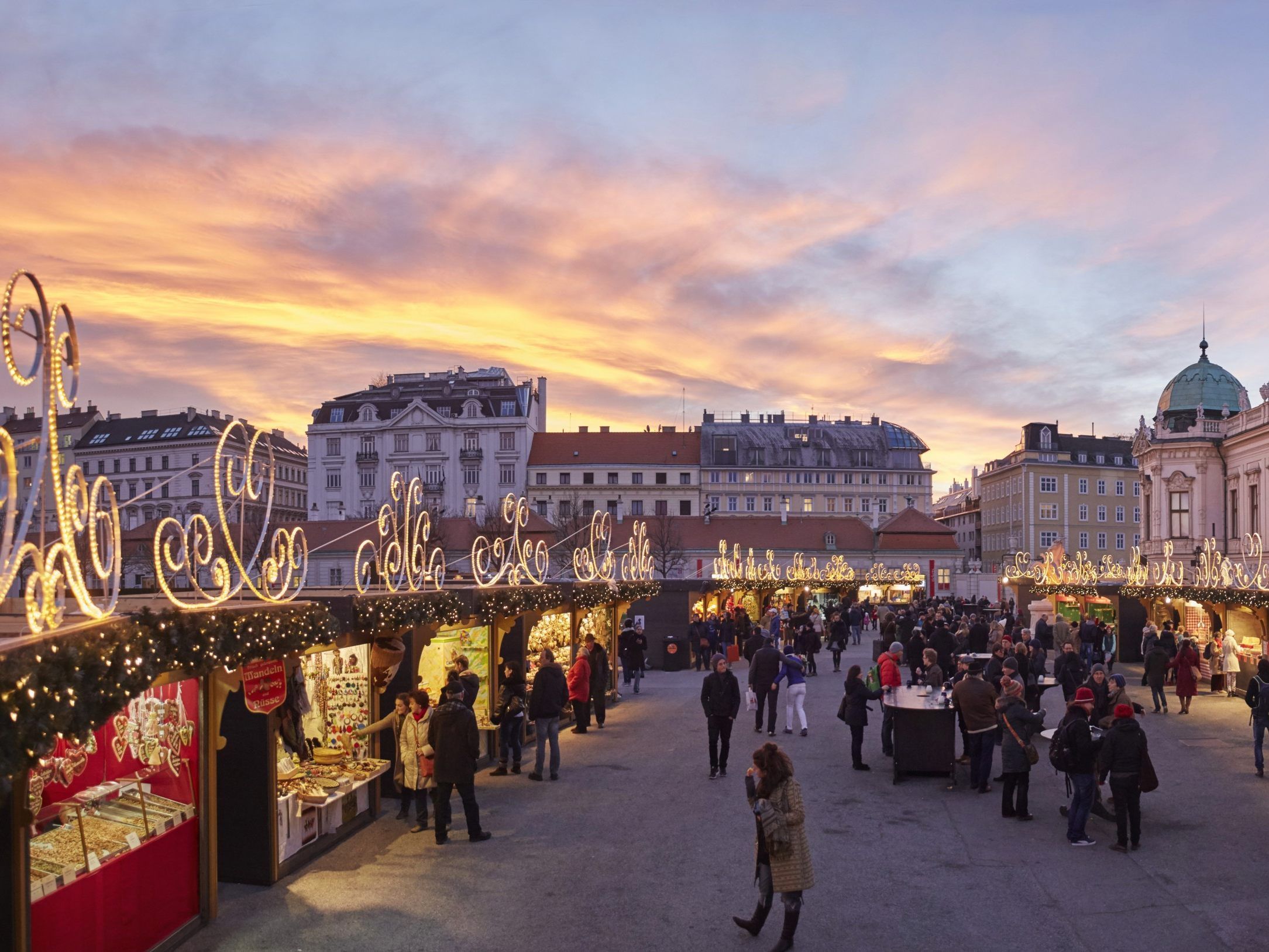 Die drei Weihnachtsdörfer in Wien verzaubern mit vorweihnachtlicher Stimmung. Die drei Weihnachtsdörfer in Wien verzaubern mit vorweihnachtlicher Stimmung.