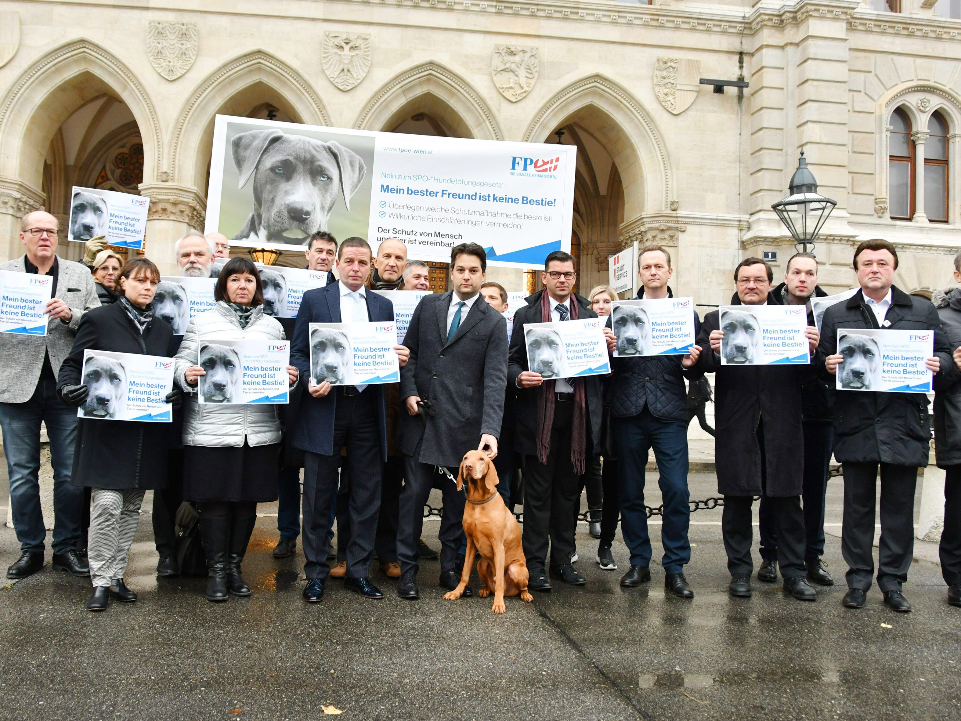 Die FPÖ Wien spricht sich gegen eine Leinen- und Maulkorbpflicht für Listenhunde aus. Die FPÖ Wien spricht sich gegen eine Leinen- und Maulkorbpflicht für Listenhunde aus.