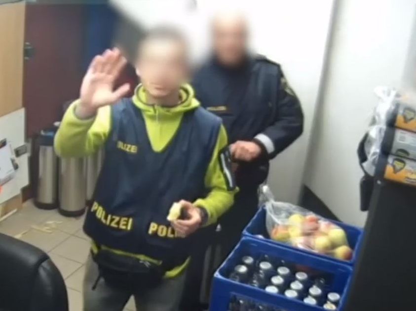 Die Polizisten wurden bei der Kontrolle in dem Lokal in Lustenau gefilmt.