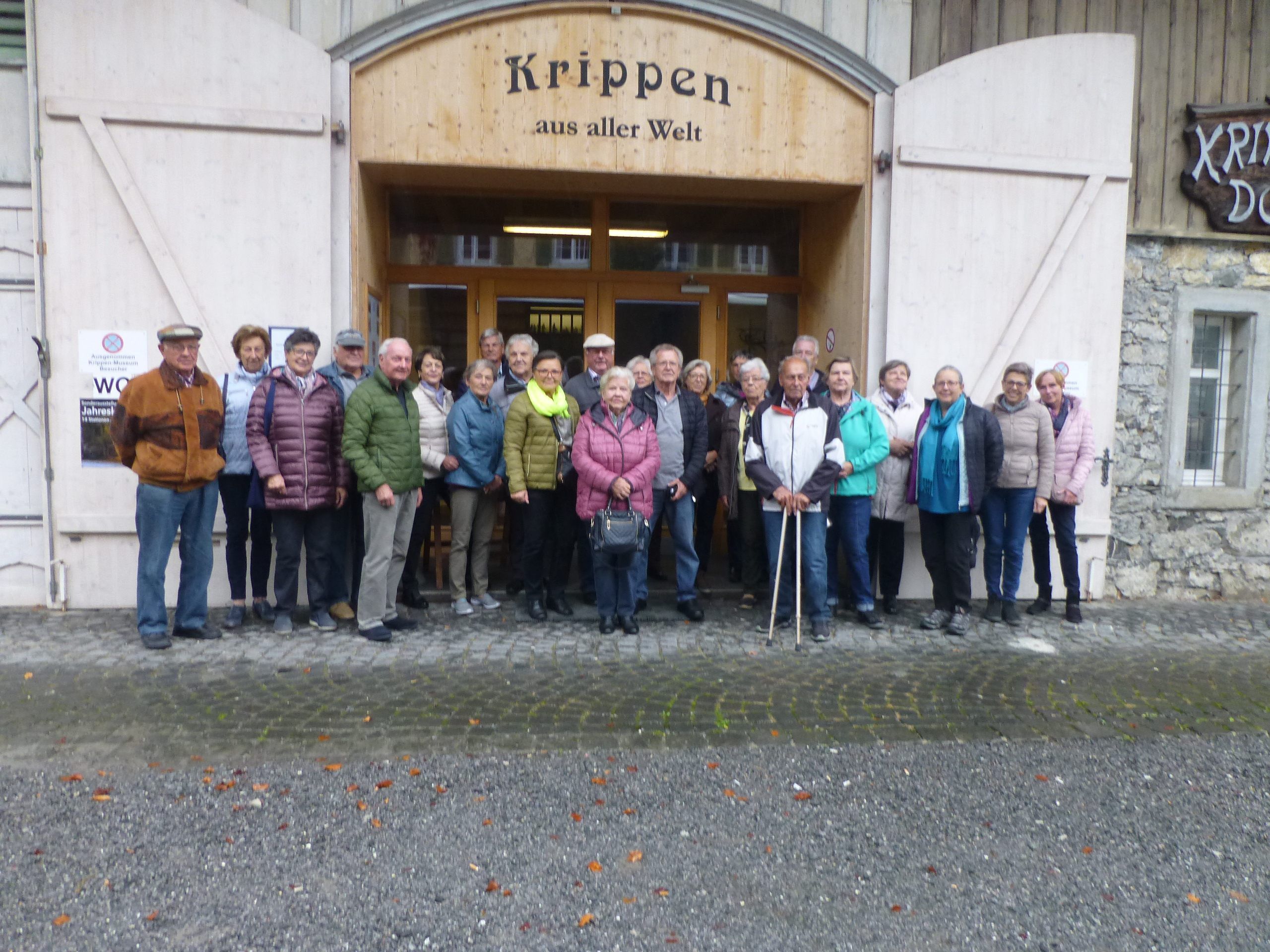 Hörbranzer Seniorenbund Mitglieder vor dem Krippenmuseum.