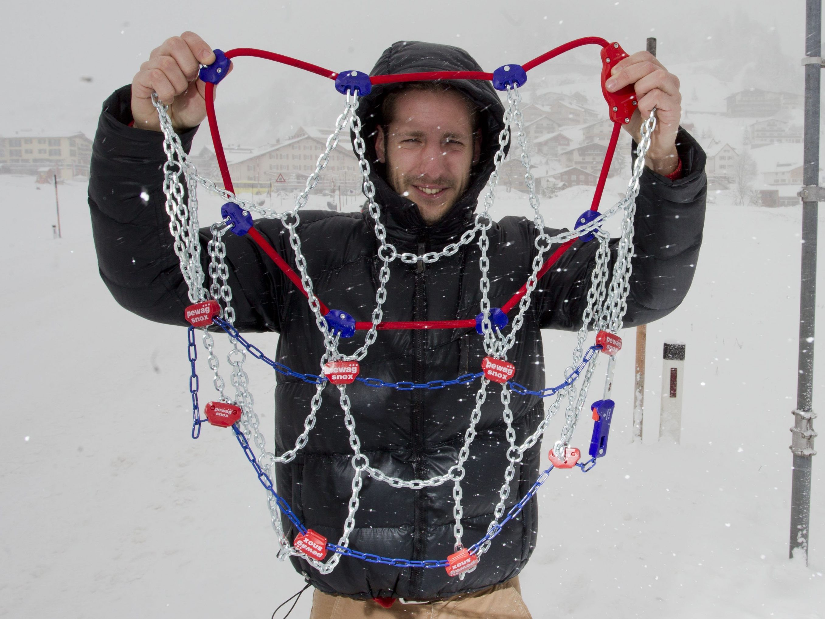 Auf Gebirgsstraßen hat man heute besser die Schneeketten im Auto.