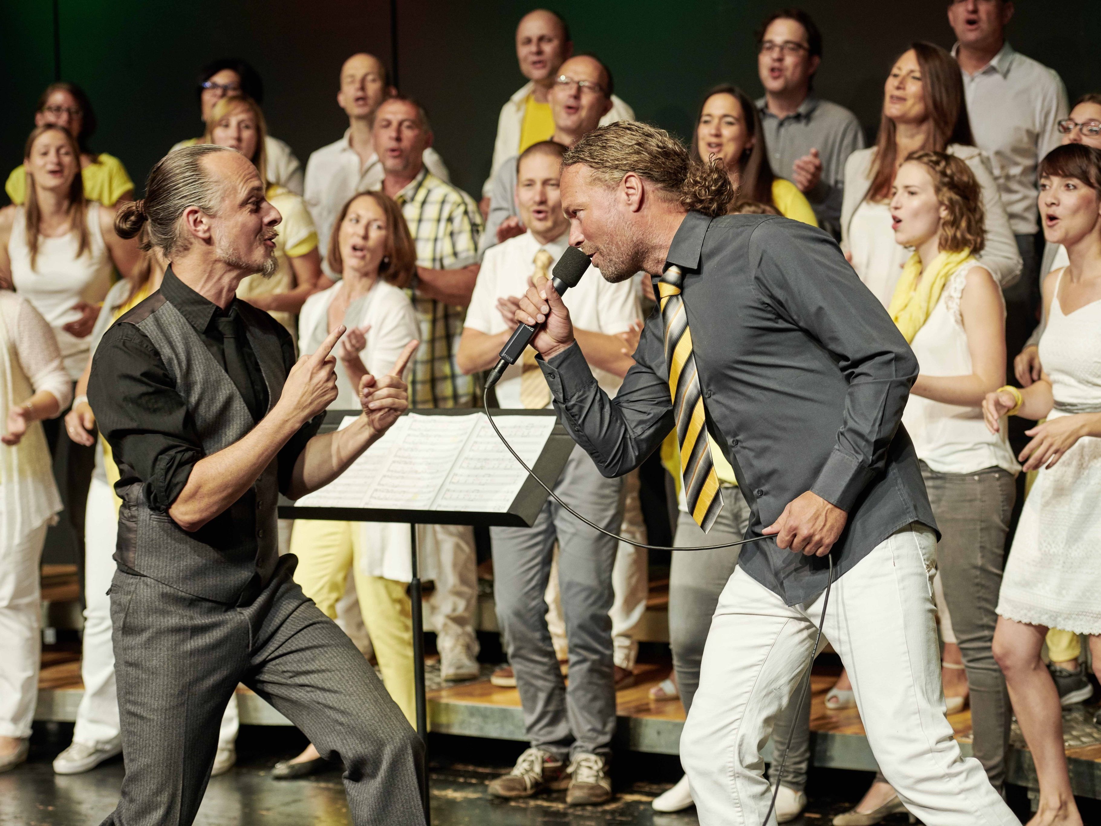 SingRing "in action" mit Chorleiter Michael Percinlic und Solist Christian Alge SingRing "in action" mit Chorleiter Michael Percinlic und Solist Christian Alge