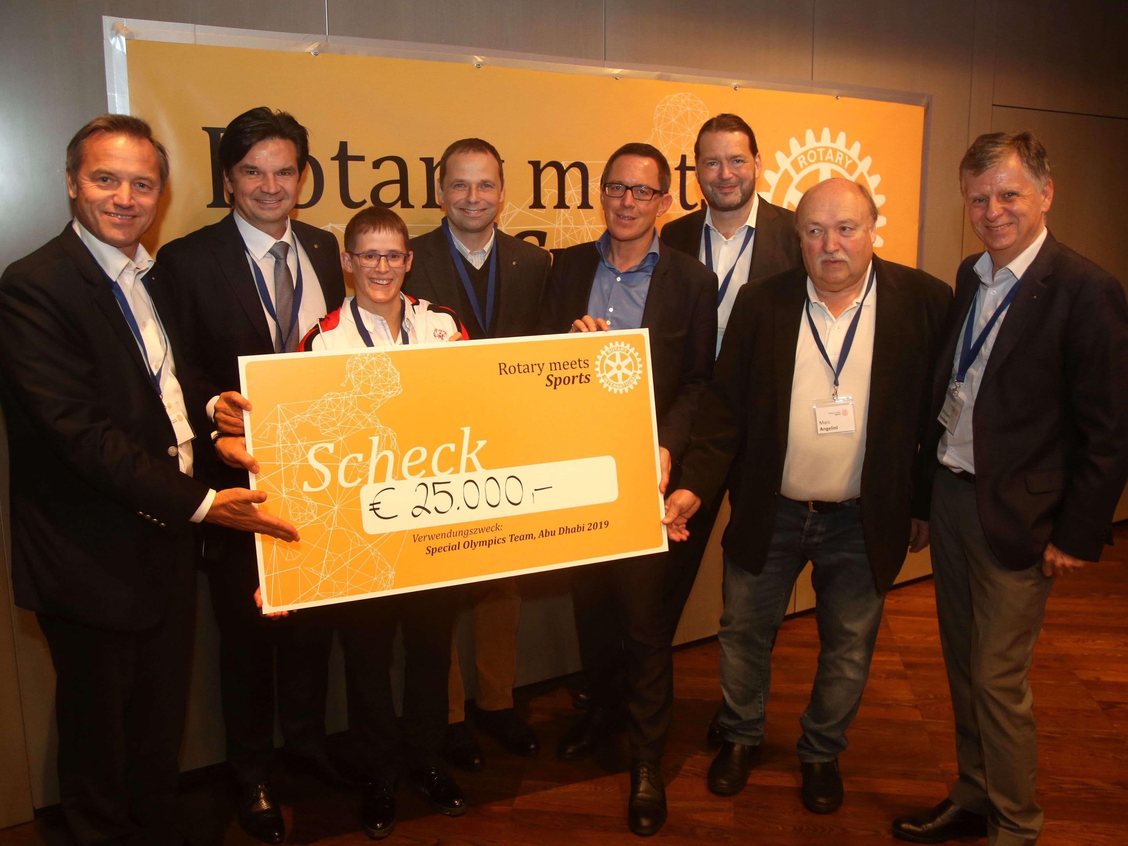 "Rotary meets Sports" übergab einen Scheck über 25.00 Euro. "Rotary meets Sports" übergab einen Scheck über 25.00 Euro.