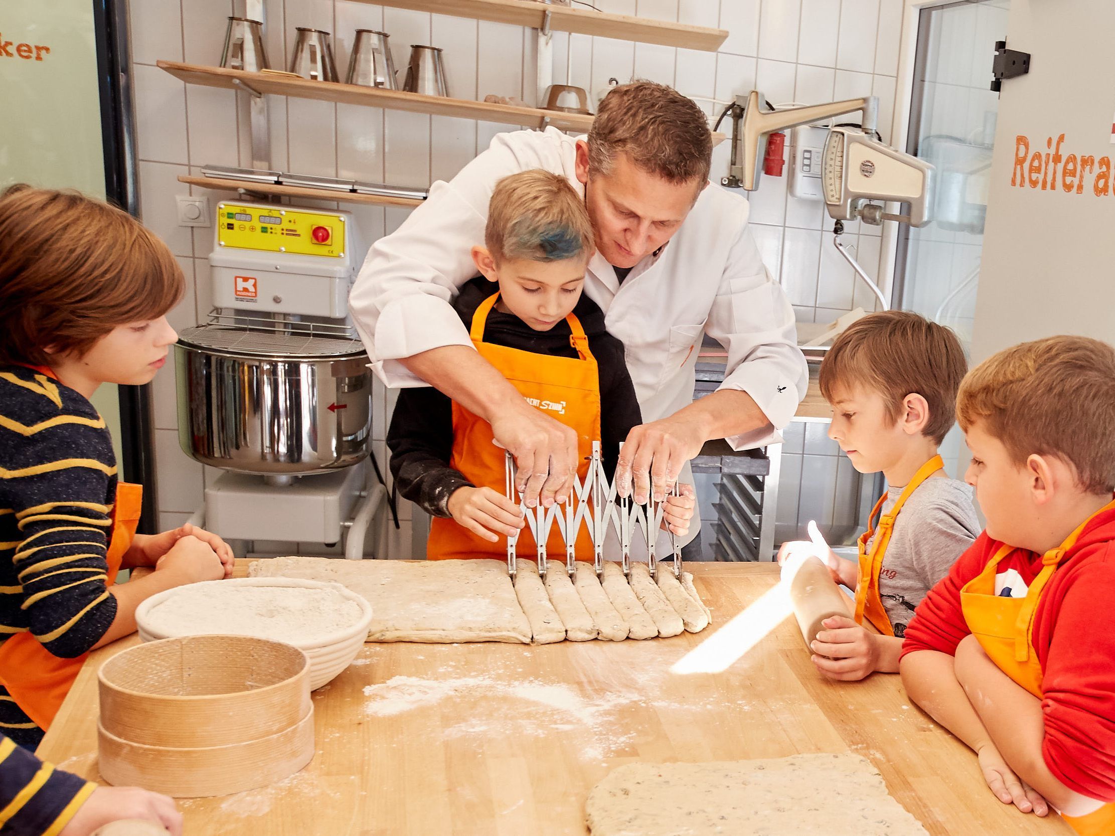 Stefan Szihn unterstützte die Kinder beim Backen.