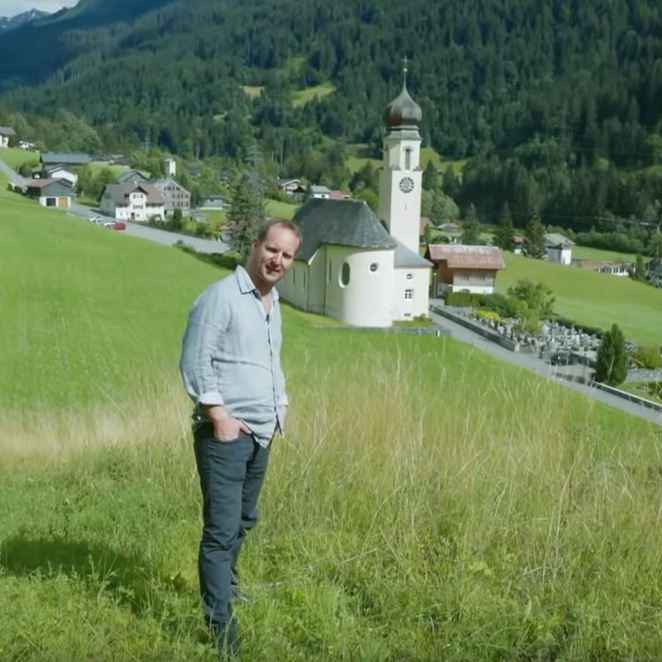 "Das ist meine Kirche", rappt Strolz.