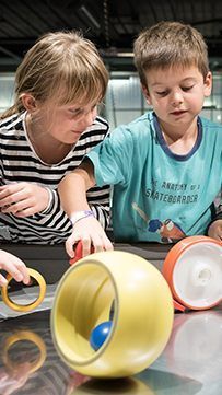 An über 500 Stationen finden alle etwas zum Hebeln, Kurbeln, Beobachten und Staunen.