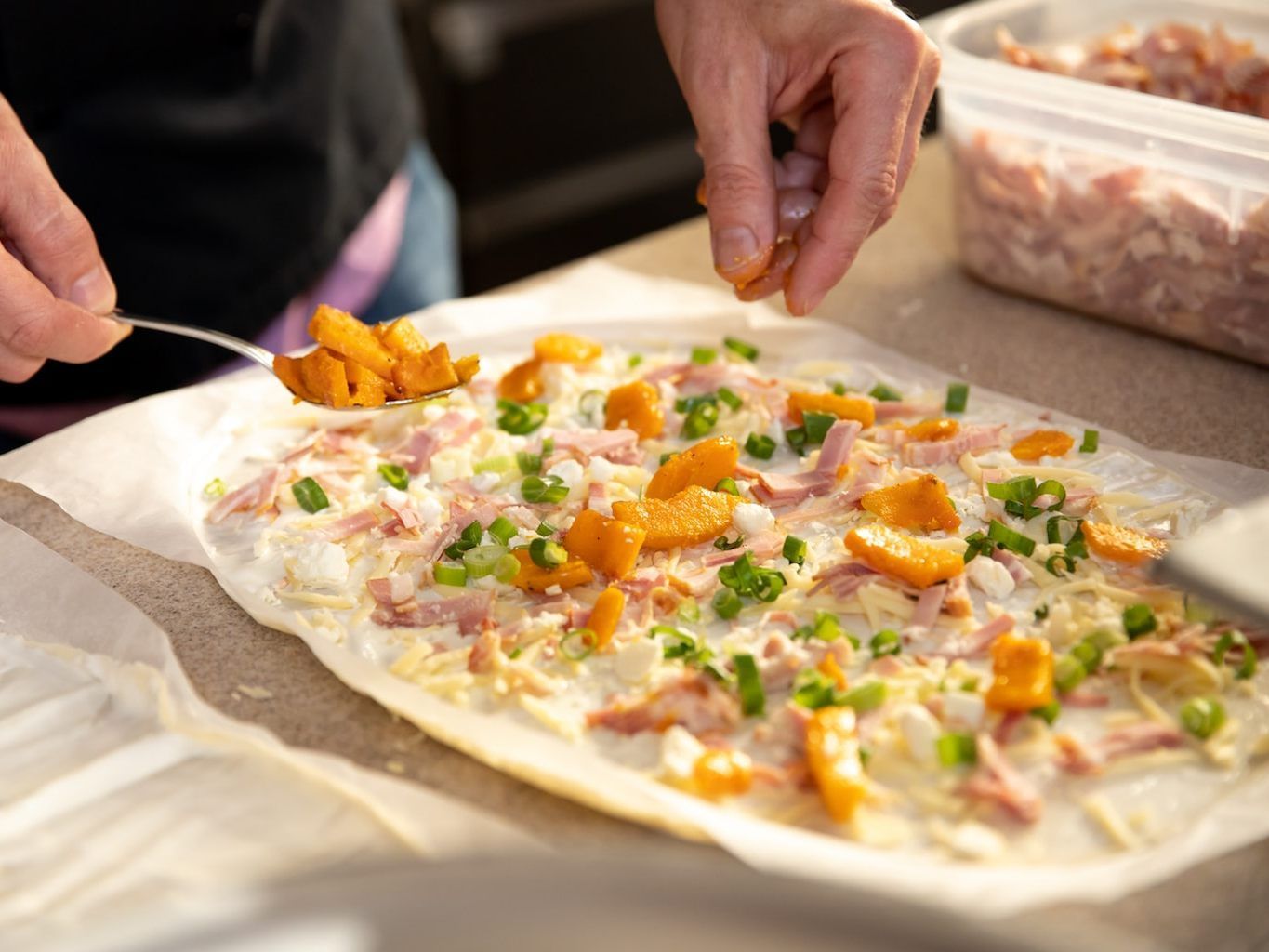 Ein Flammkuchen kann auch gut geteilt werden. Ein Flammkuchen kann auch gut geteilt werden.