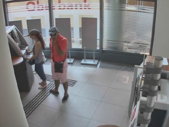 Die Pärchen sollen mit der fremden Bankomatkarte Bargeld gestohlen haben. Die Pärchen sollen mit der fremden Bankomatkarte Bargeld gestohlen haben.