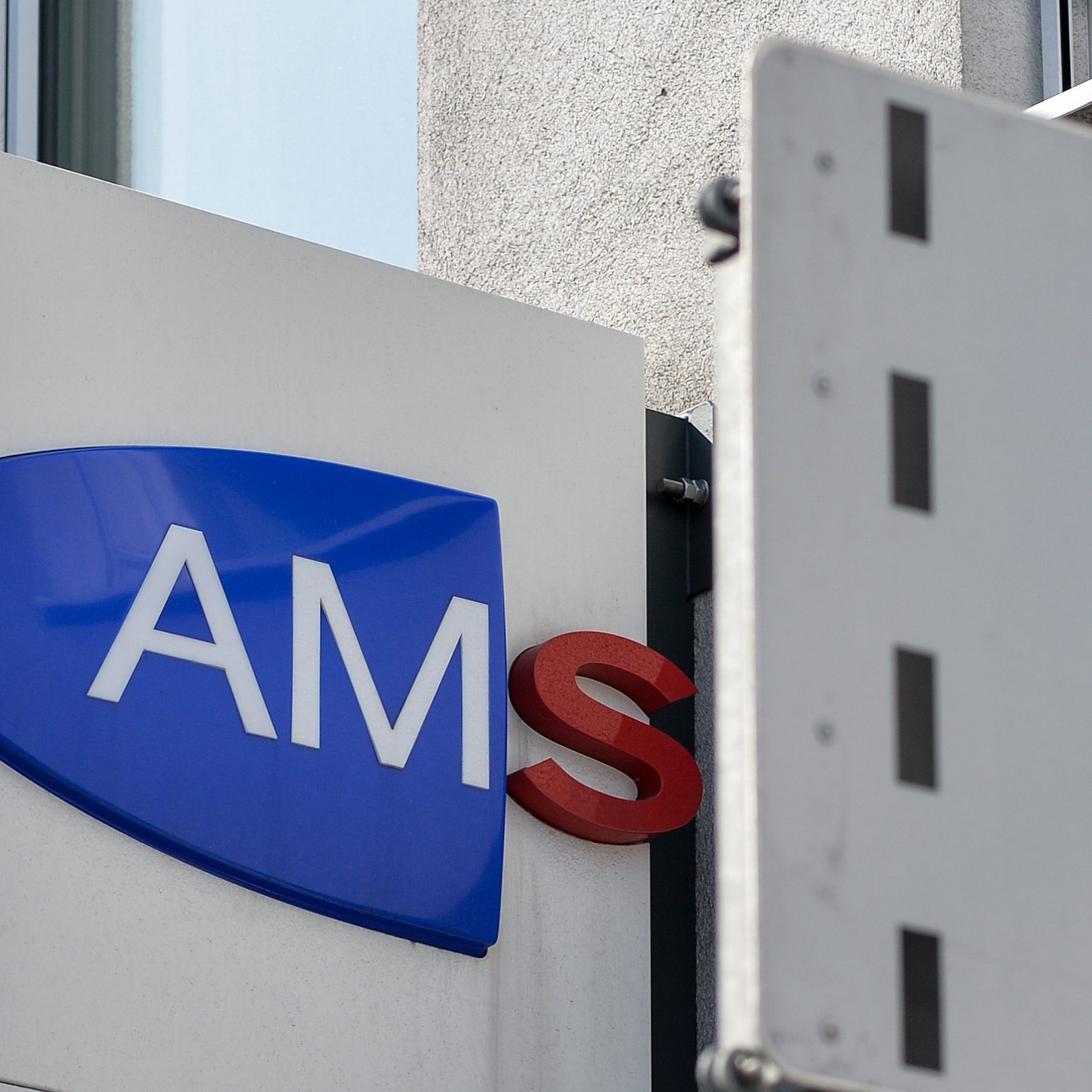 1.200 Trainer und Sprachlehrer verlieren beim AMS ihren Job.