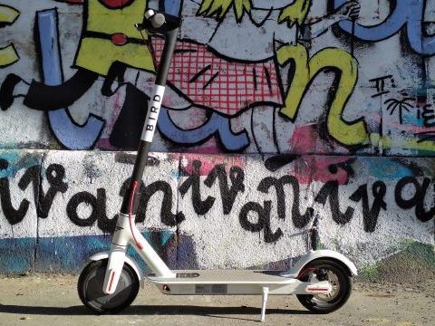 Erneut gibt es Kritik am E-Scooter-Angebot in Wien.
