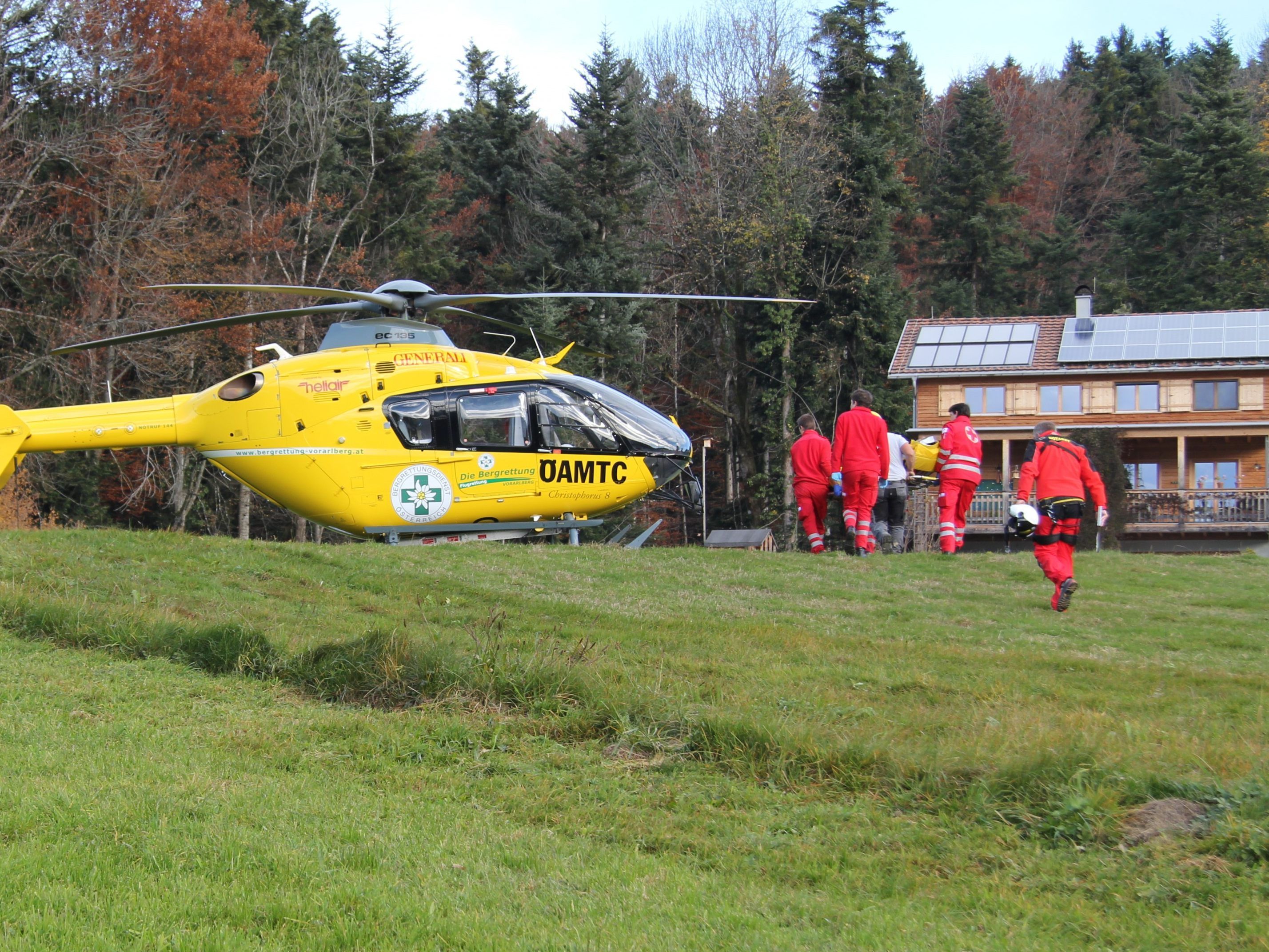 Der verletzte Dachdecker wurde mit dem Hubschrauber ins Kandeskrankenhaus geflogen.