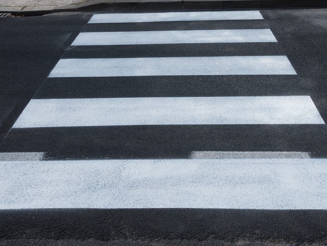 Die 71-Jährige wurde beim Überqueren der Straße von einem Auto erfasst. Die 71-Jährige wurde beim Überqueren der Straße von einem Auto erfasst.