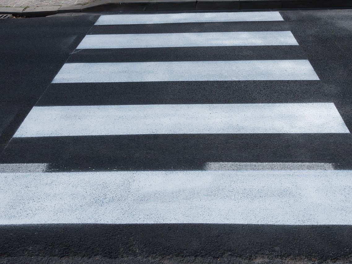 Die 71-Jährige wurde beim Überqueren der Straße von einem Auto erfasst.